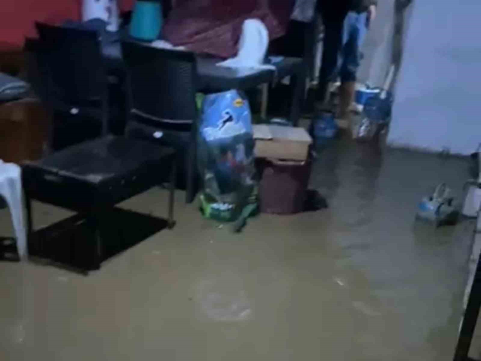 K&uuml;&ccedil;&uuml;k Menderes Nehri taştı, Bayındır&rsquo;da ova k&ouml;ylerinde ekinler ve yollar zarar g&ouml;rd&uuml;
