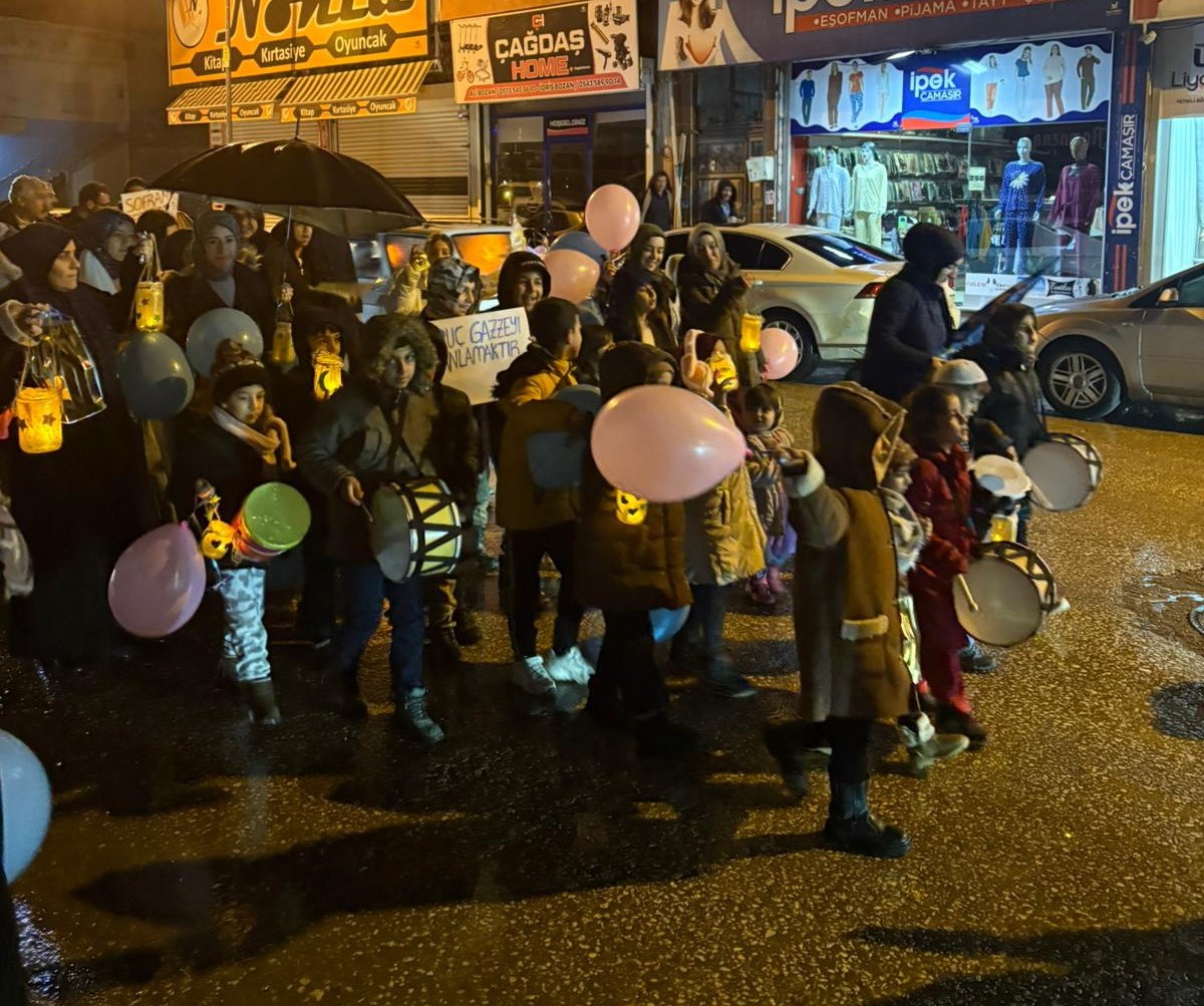 Kahta&rsquo;da &ccedil;ocuk fener alayı y&uuml;r&uuml;y&uuml;ş&uuml; coşkuyla ger&ccedil;ekleşti
