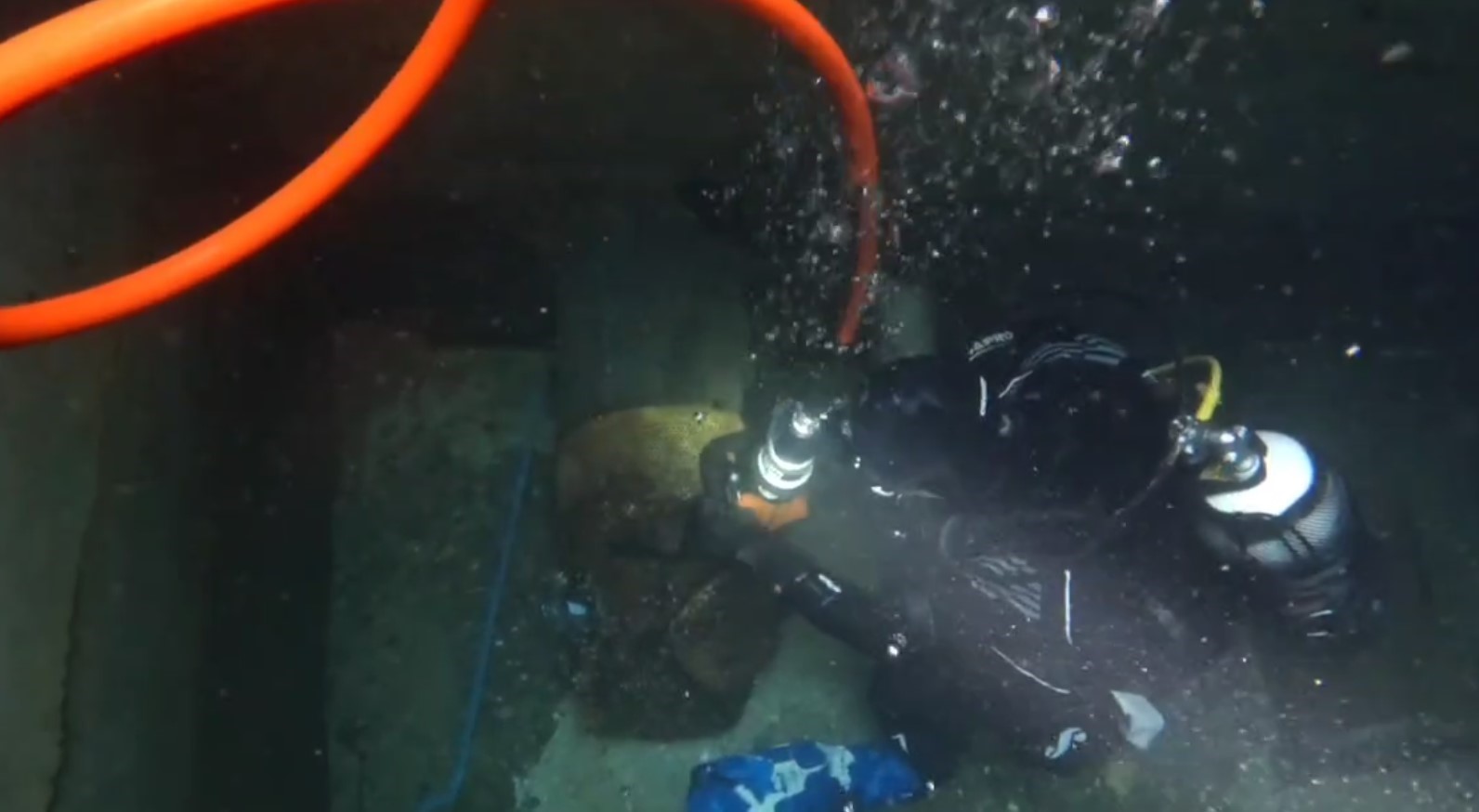 Aktarma havuzundaki arızaya su altından m&uuml;dahale
