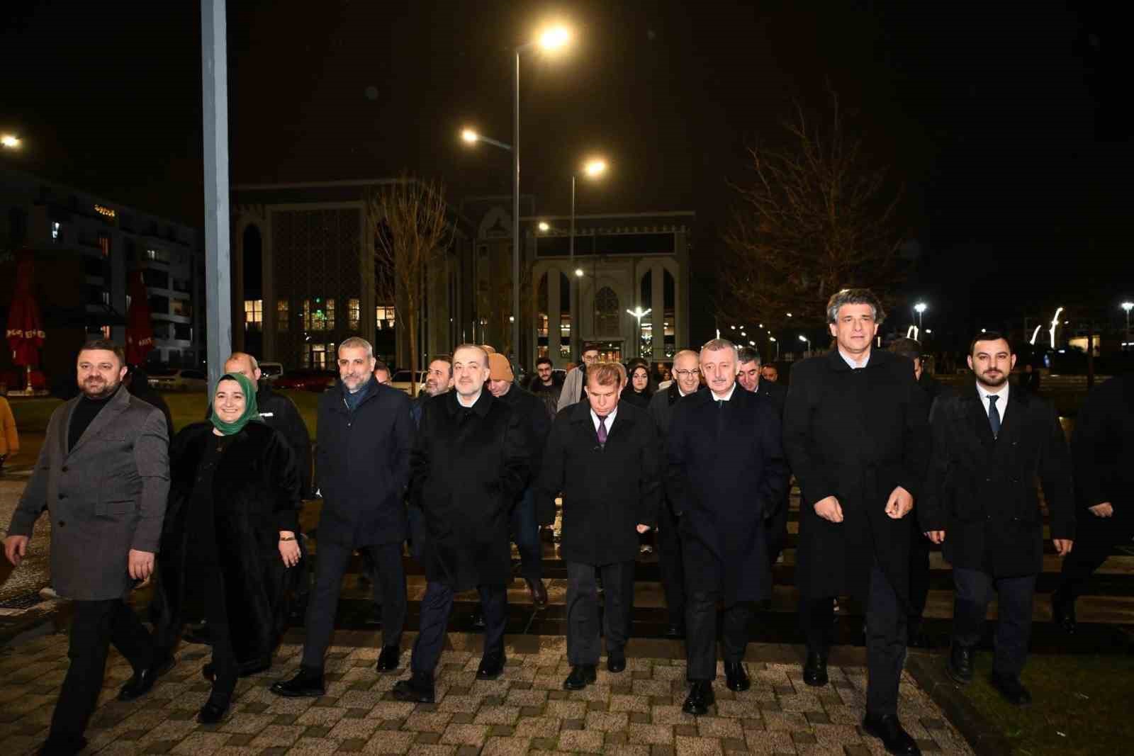 3 bin kişilik cami ilk teravihle hizmete girdi
