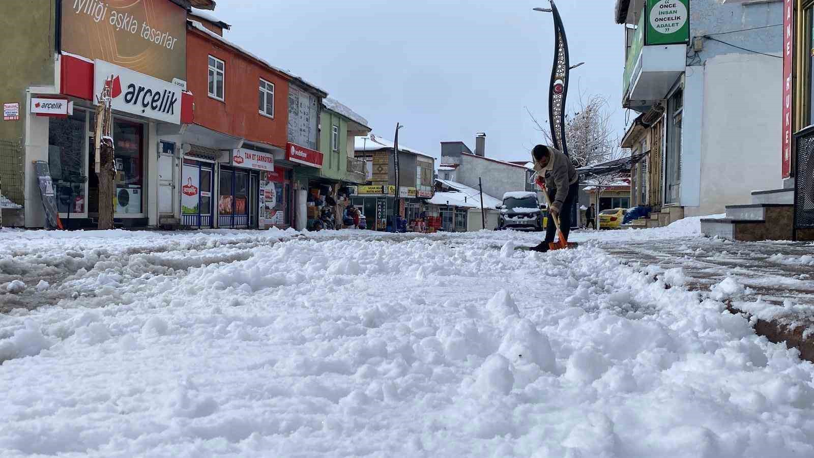 Karlıova&rsquo;da kar yağışı etkisini s&uuml;rd&uuml;r&uuml;yor

