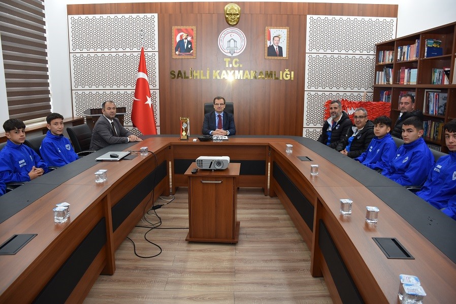 Salihli Kaymakamı G&uuml;ldoğan, şampiyonları ağırladı
