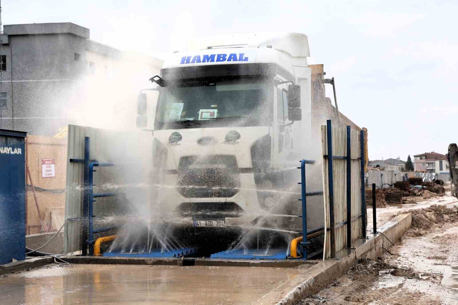 Metro şantiyesinden çıkan araçlar temizlendikten sonra trafiğe karışıyor