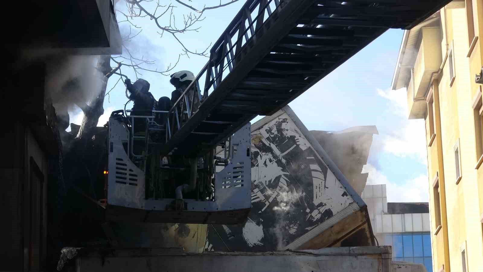 Maltepe’de patlama sesleri sonrası atölye alevlere teslim oldu