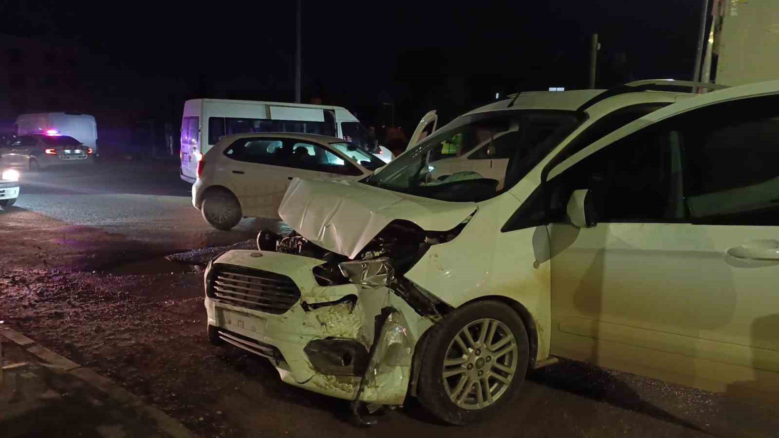 Minibüs ile hafif ticari araç çarpıştı: 1 yaralı