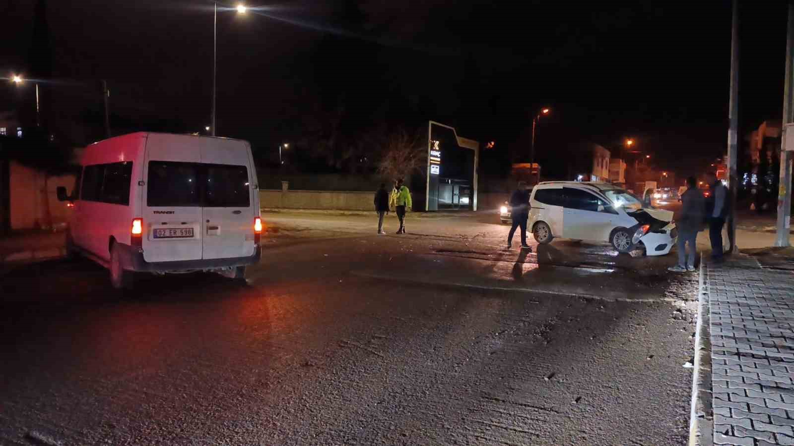 Minib&uuml;s ile hafif ticari ara&ccedil; &ccedil;arpıştı: 1 yaralı
