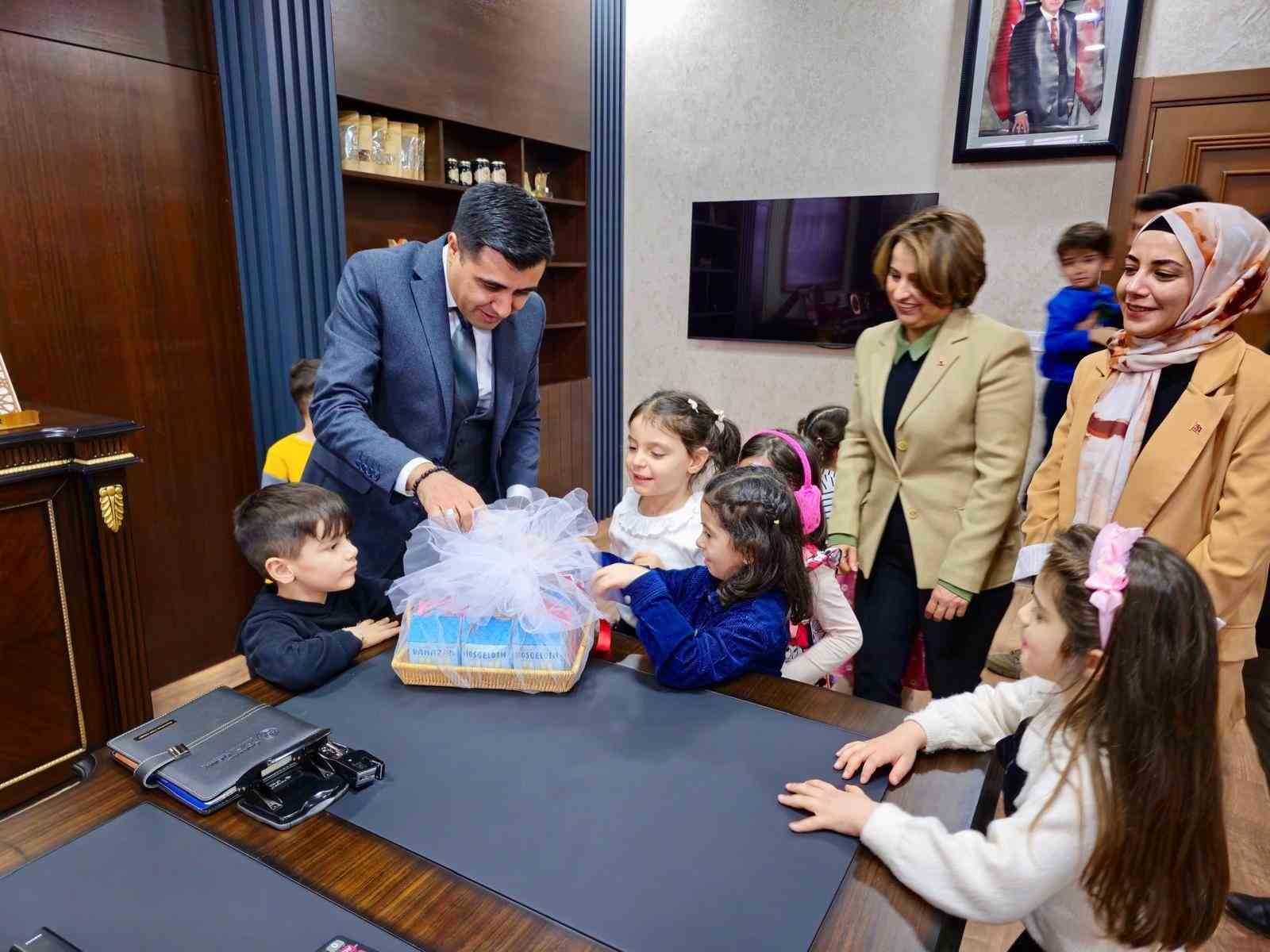 Minik &ouml;ğrencilerden Kaymakam G&uuml;ng&ouml;r&rsquo;e anlamlı ziyaret
