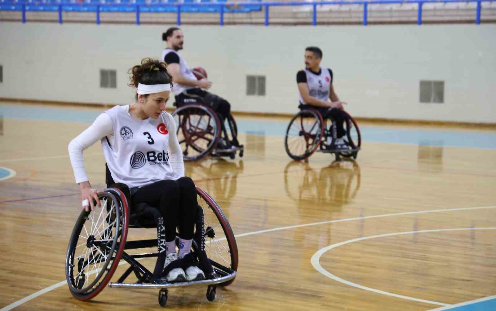 Motosiklet kazasında engelli kalan genç kız, hayata basketbolla tutundu