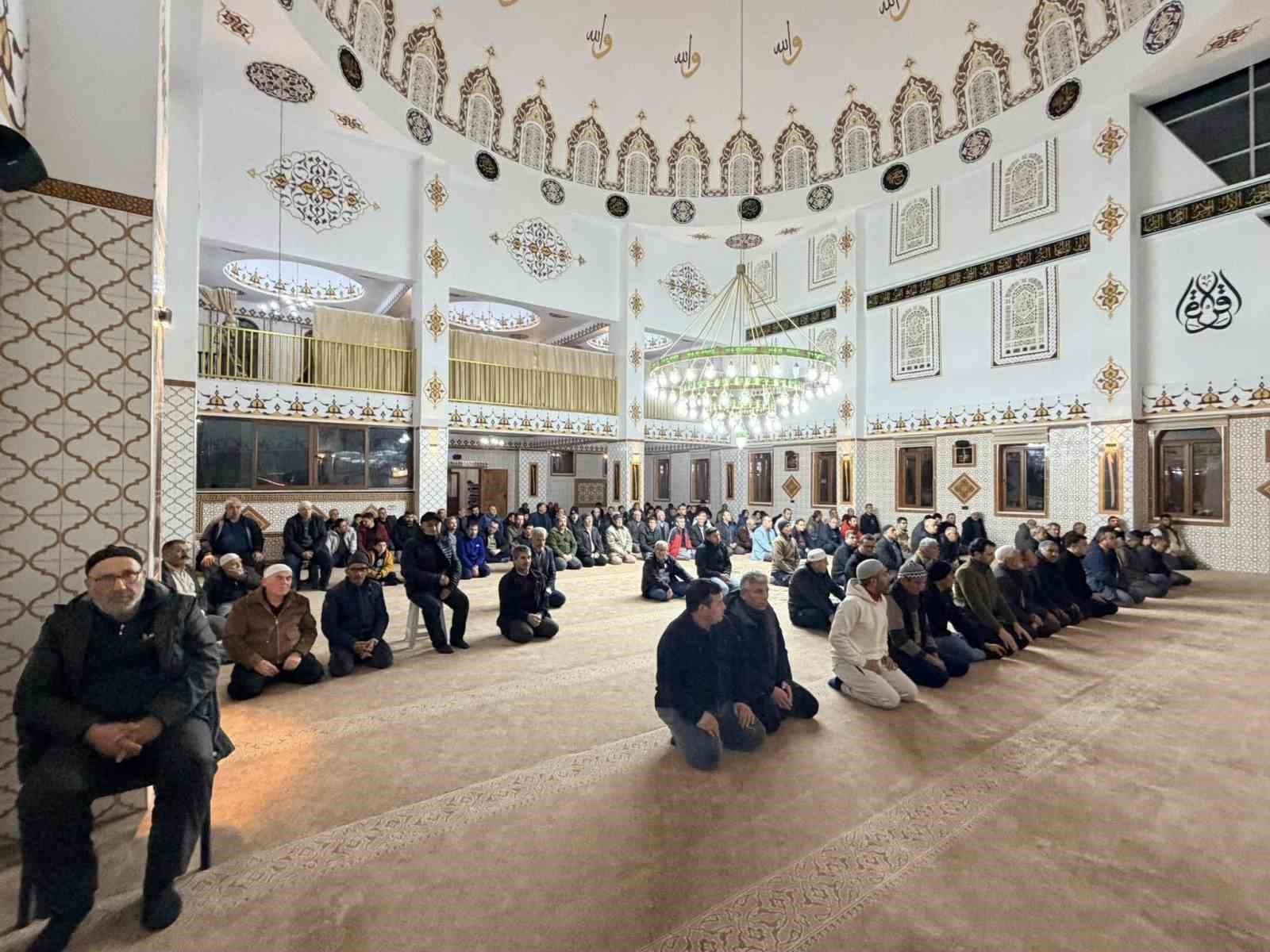 Beyağaç Çarşı Camisi ilk teravihle ibadete açıldı
