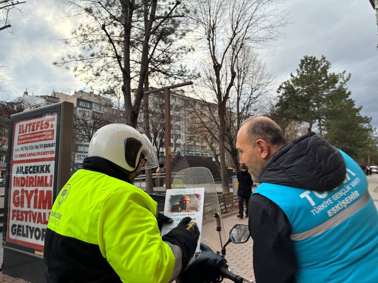 T&Uuml;GVA Eskişehir&rsquo;den esnafa imsakiye dağıtımı
