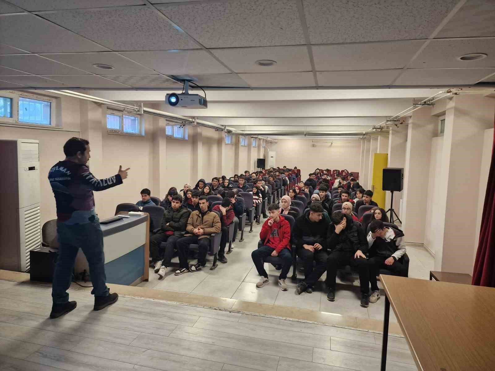 Öğrencilere yamaç paraşütü tanıtımı