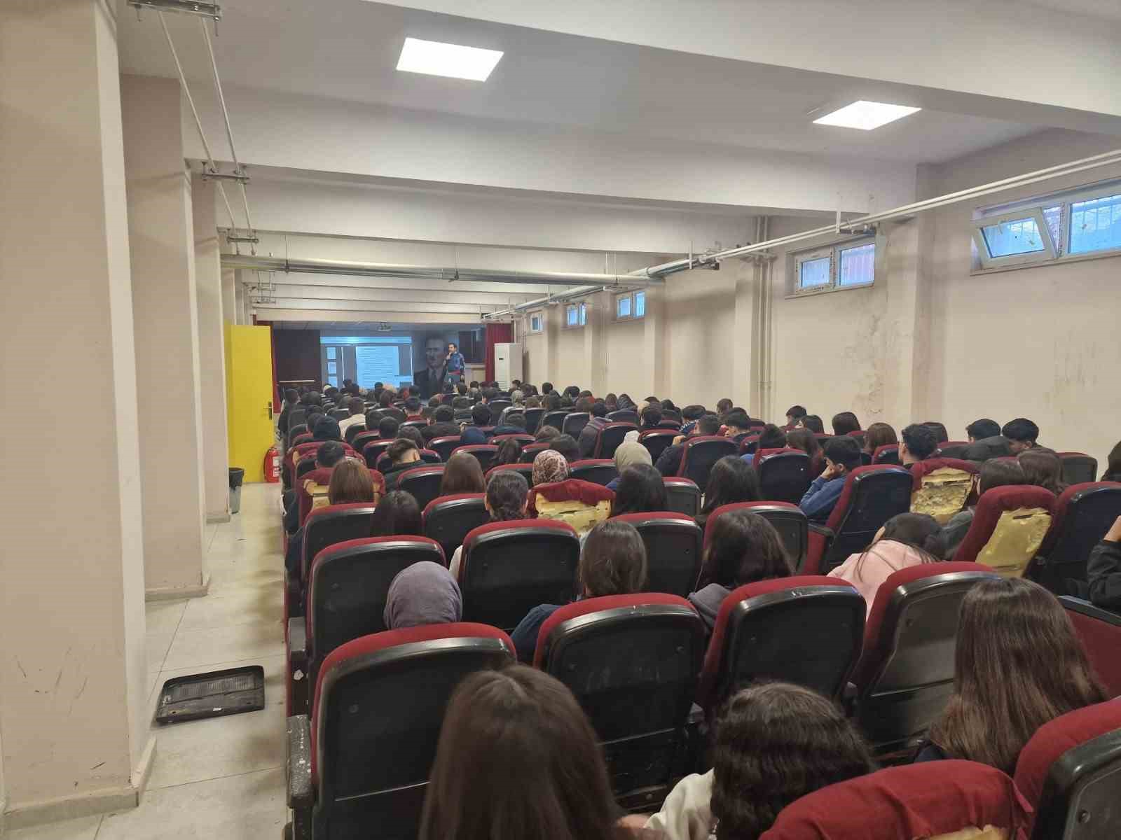 &Ouml;ğrencilere yama&ccedil; paraş&uuml;t&uuml; tanıtımı
