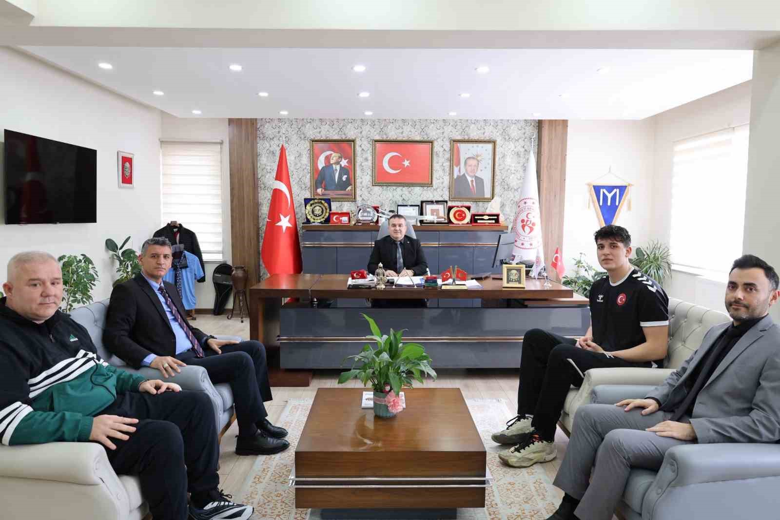 Bilecikli hentbolcu Emirhan Çiftçi U18 Milli Takımı’na seçildi