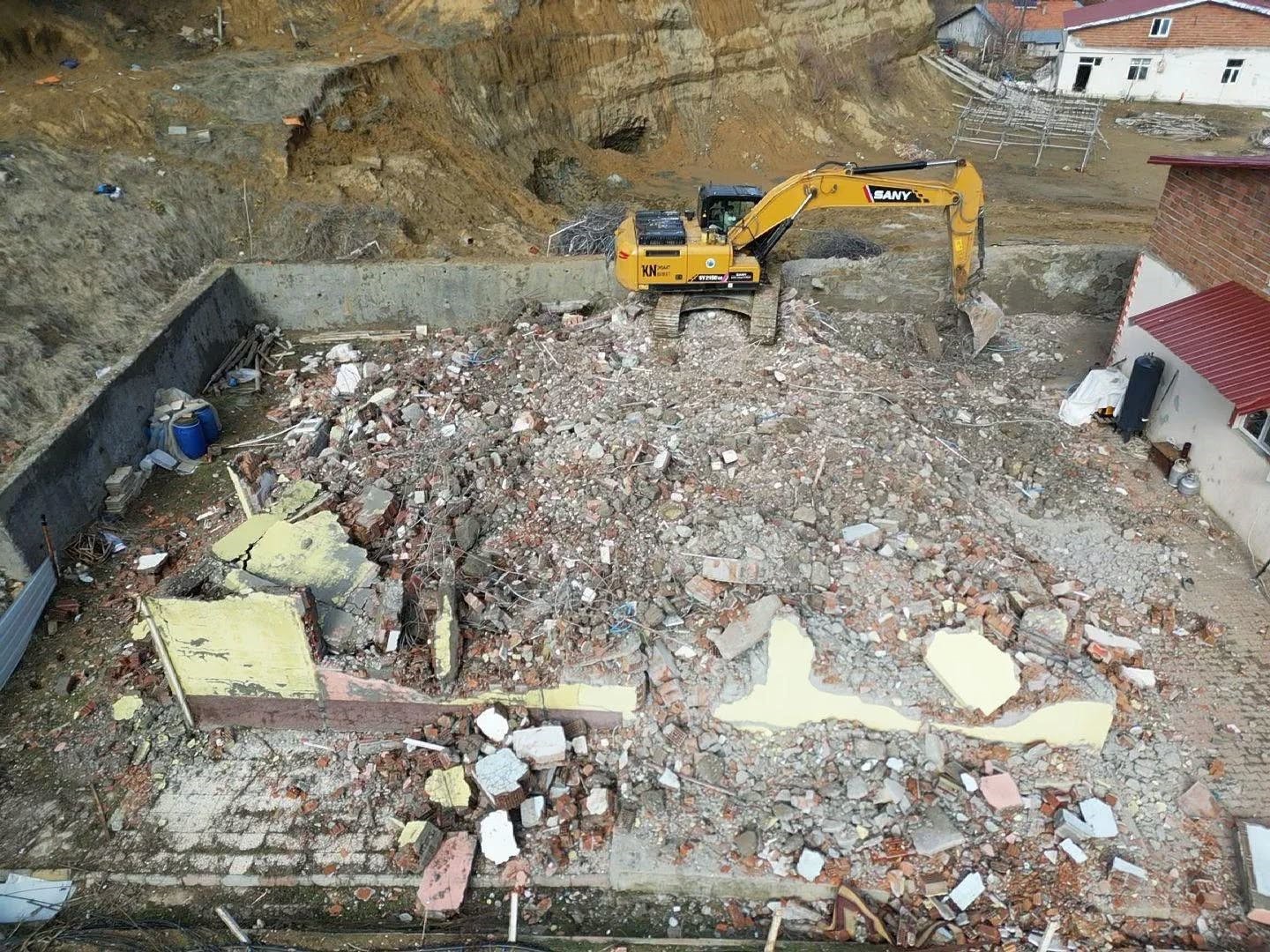 Çelikhan’da hasarlı binaların yıkımı sürüyor