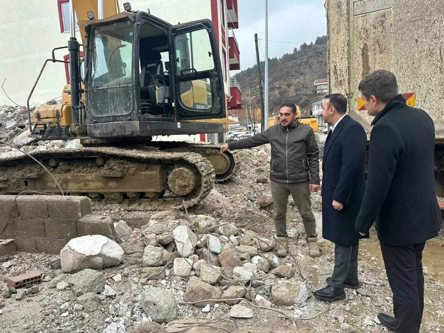 &Ccedil;elikhan&rsquo;da hasarlı binaların yıkımı s&uuml;r&uuml;yor
