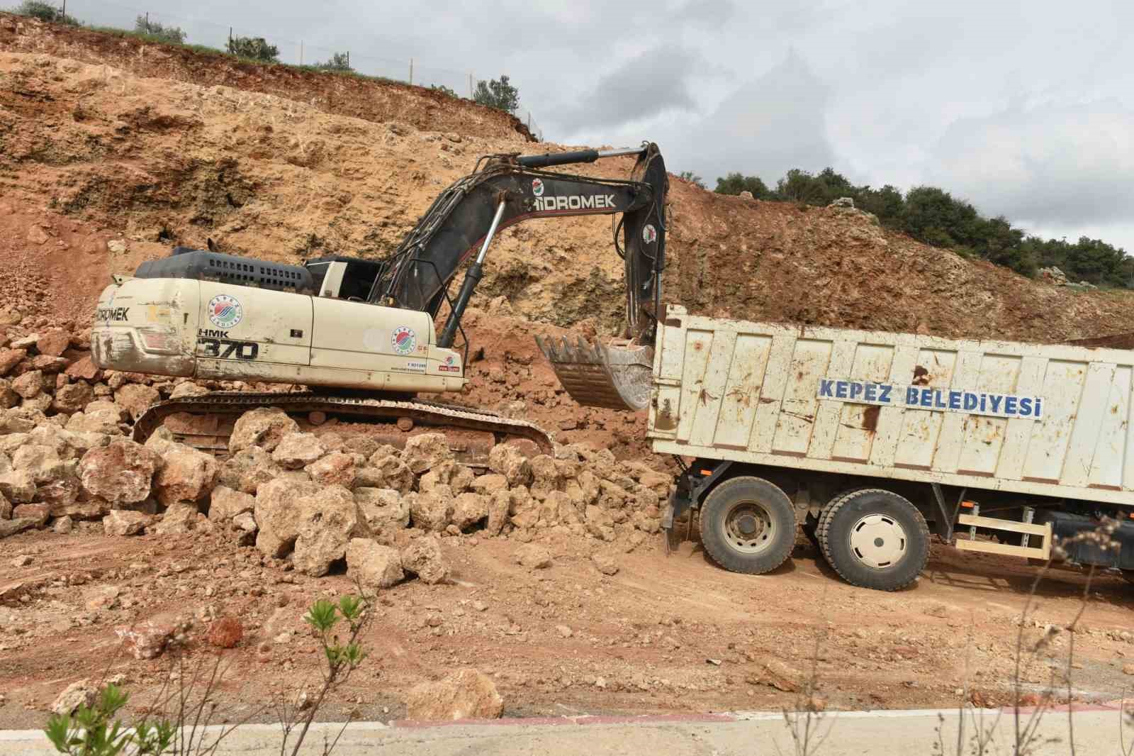 Kepez’de heyelan riskine müdahale