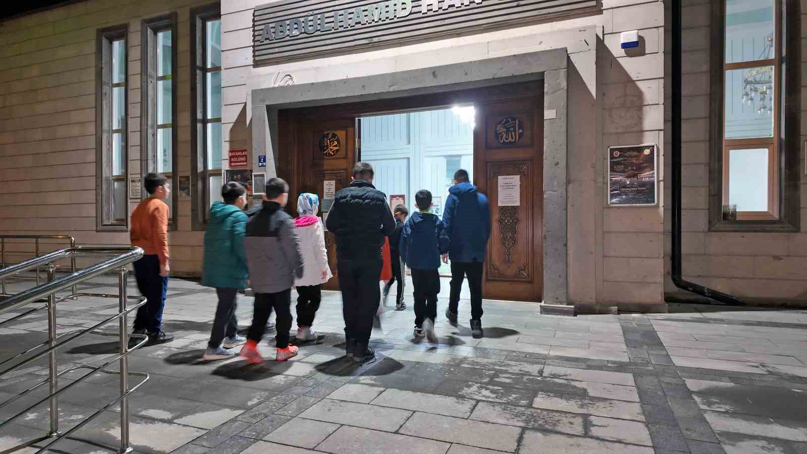 Talas’ta camiler çocukların neşesiyle şenleniyor