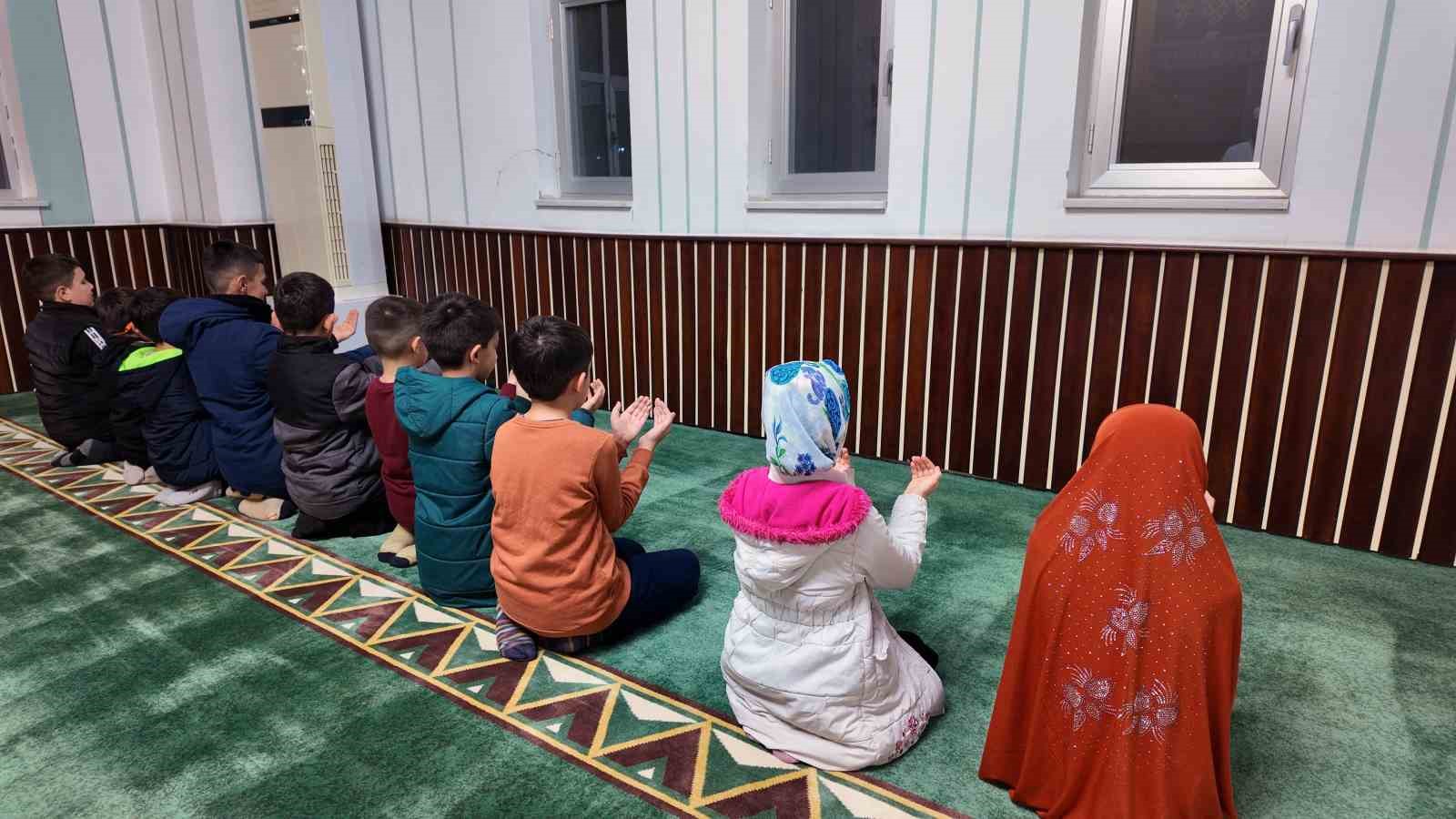 Talas&rsquo;ta camiler &ccedil;ocukların neşesiyle şenleniyor
