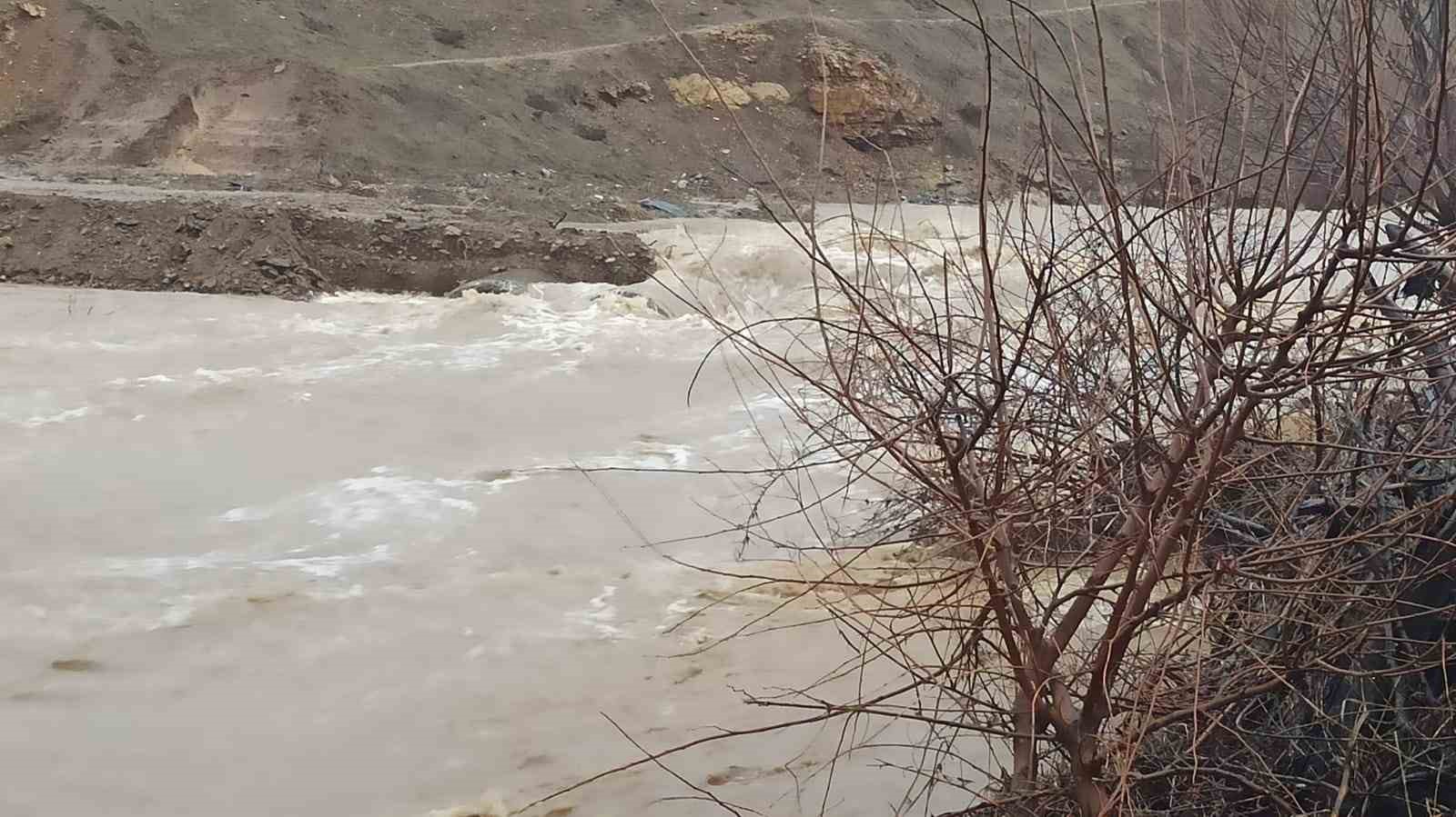 Ekinözü Belediyesi’nin yaptığı yol ilk yağmurda taşkın altında kaldı