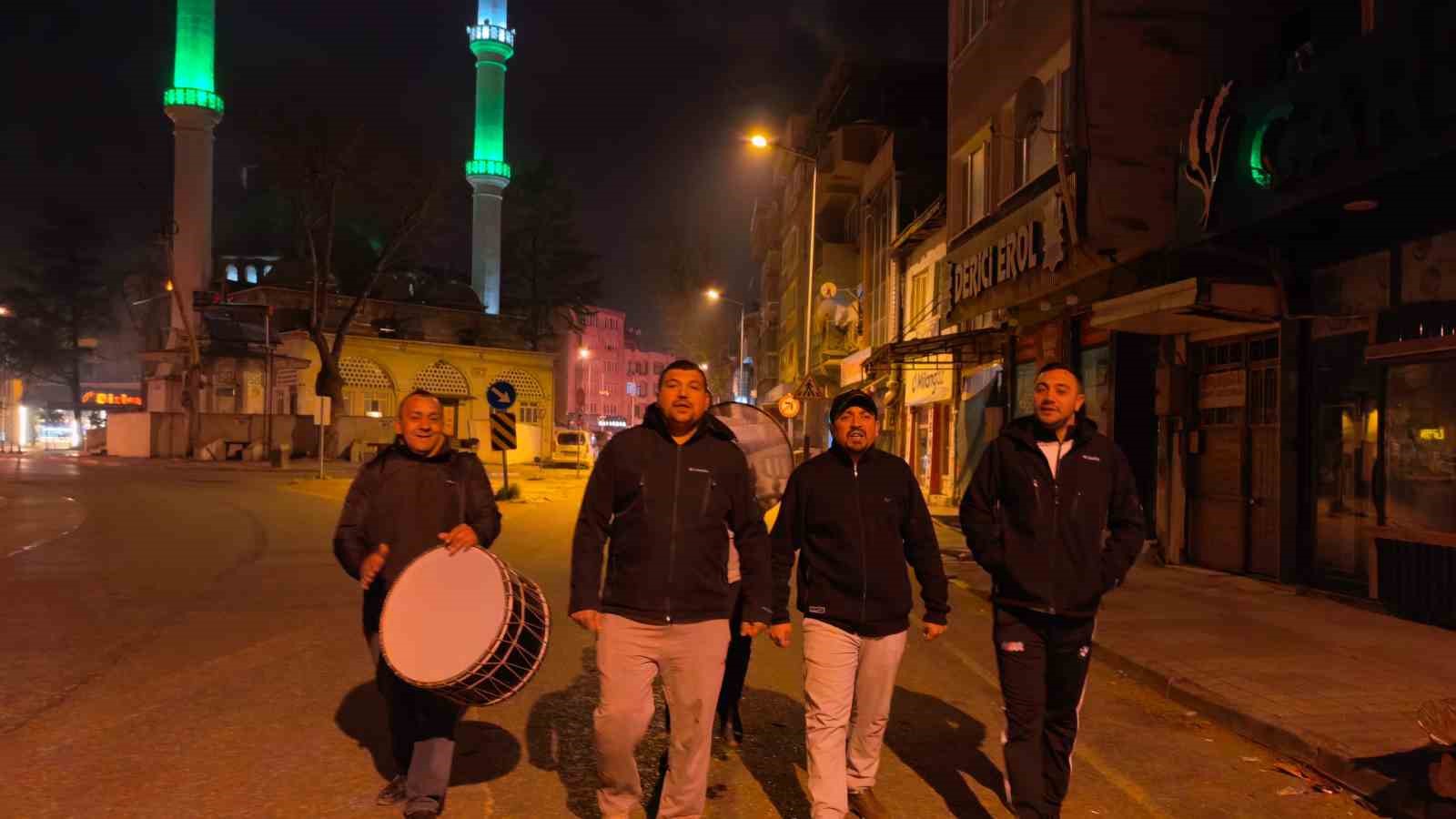 Bursa&rsquo;da vatandaşlar ilahiler ve beyitlerle sahura kalktı
