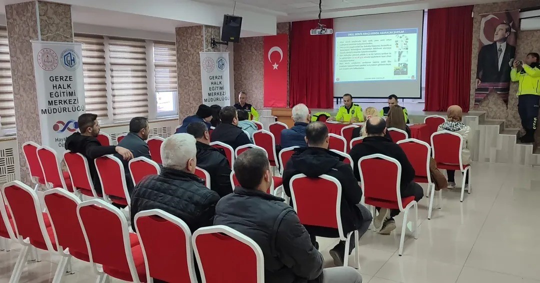 Okul servisi şof&ouml;r ve rehber personeline trafik eğitimi
