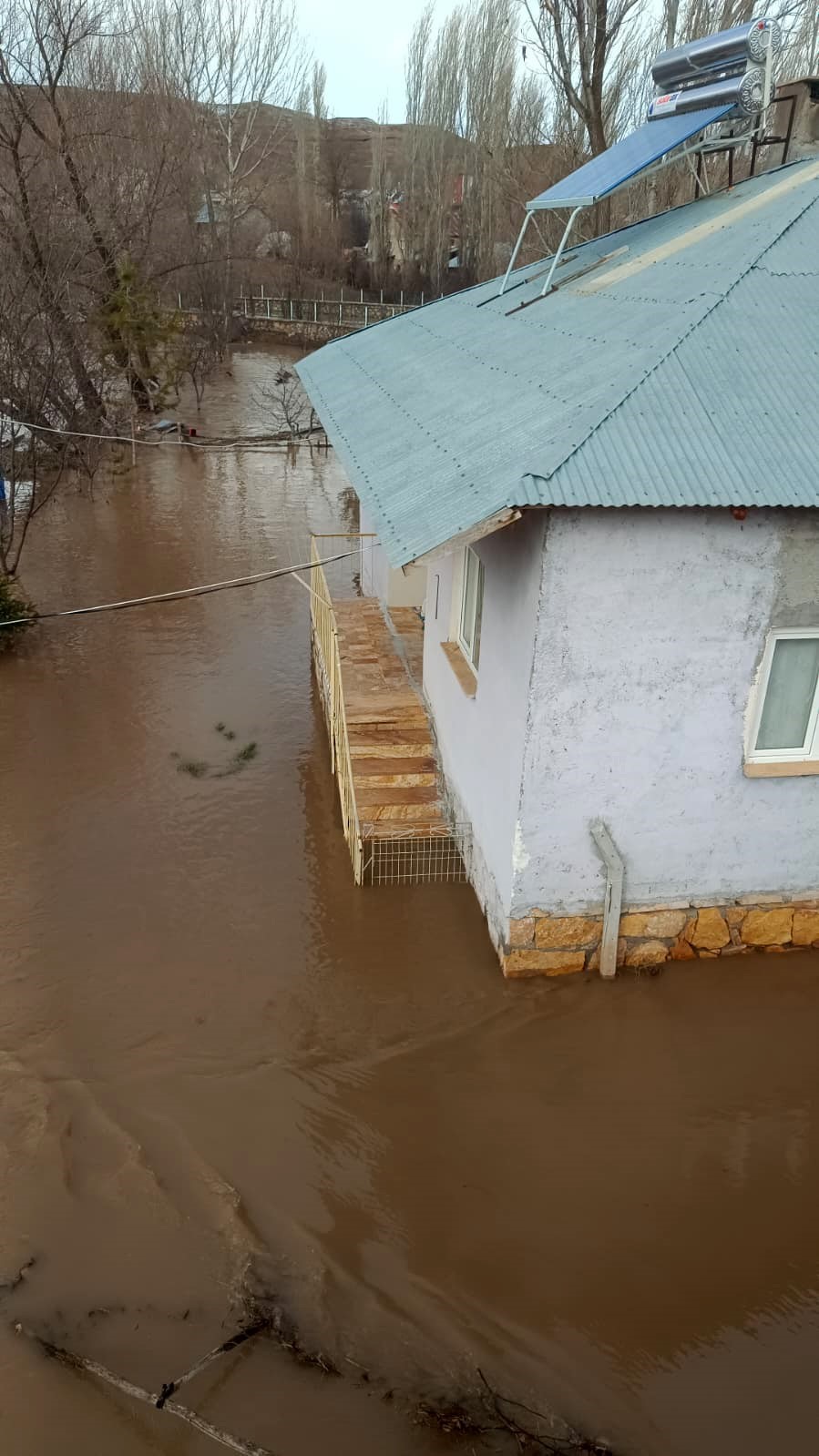 Sivas&rsquo;ta karların erimesi ile dereler taştı, tarım arazileri g&ouml;le d&ouml;nd&uuml;
