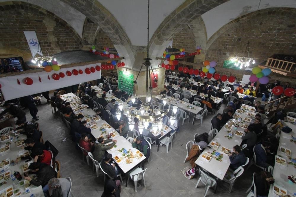 Bayburt’ta geleneksel iftar sofrası tarihi Taşhan’da kuruluyor