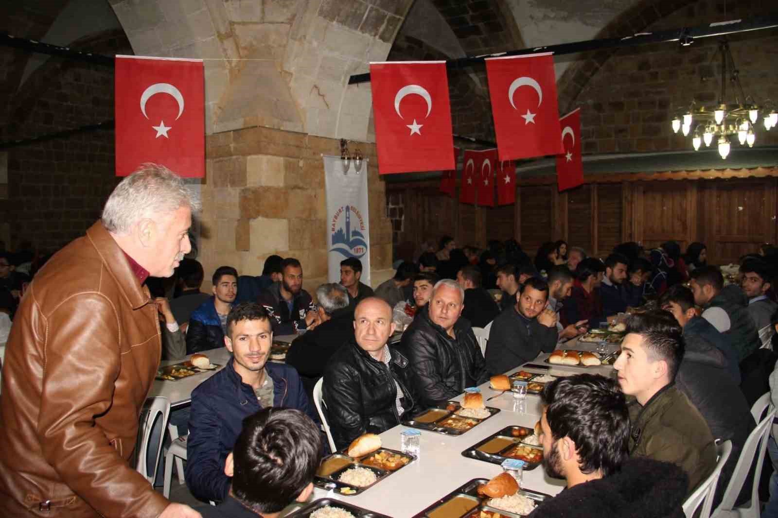 Bayburt&rsquo;ta geleneksel iftar sofrası tarihi Taşhan&rsquo;da kuruluyor
