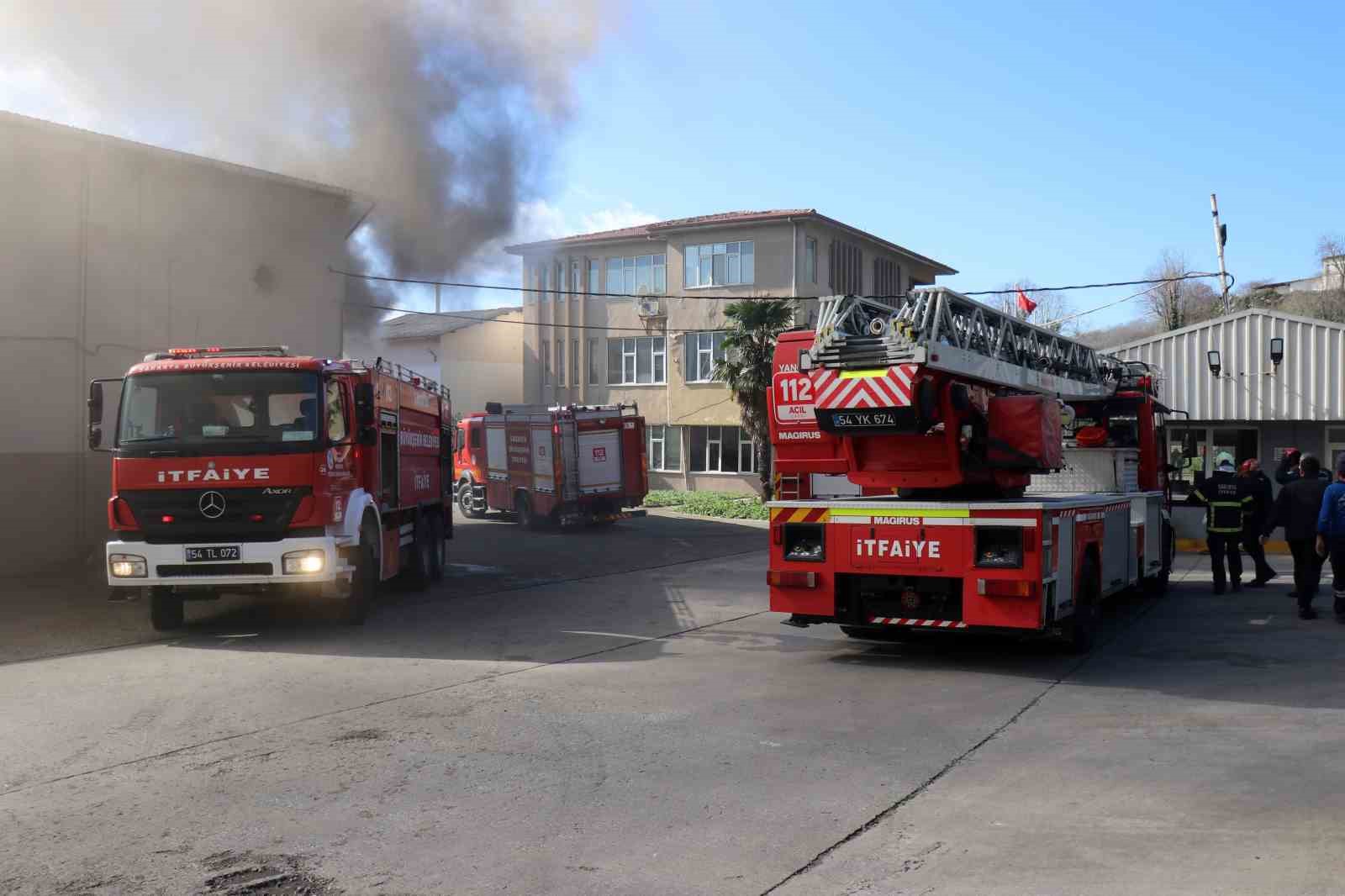 Şekerleme fabrikasında korkutan yangın: Ekipler seferber oldu
