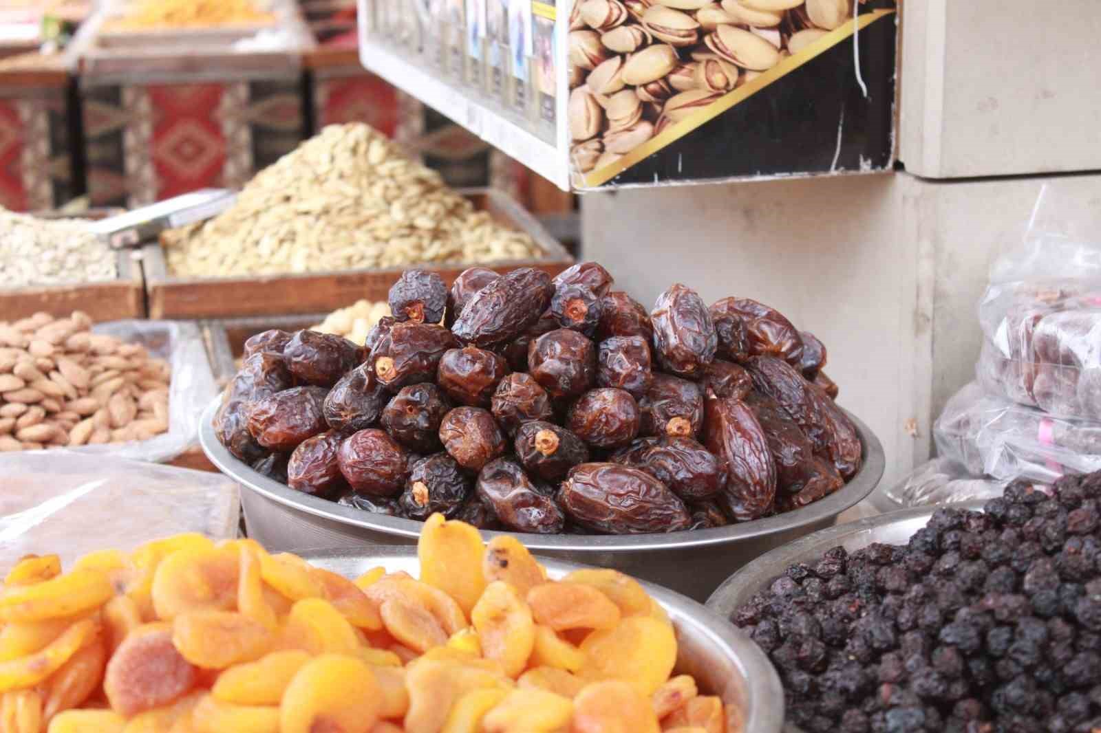 Uzman diyetisyenden iftar ve sahur arasında 2 litre su t&uuml;ketimi &ouml;nerisi
