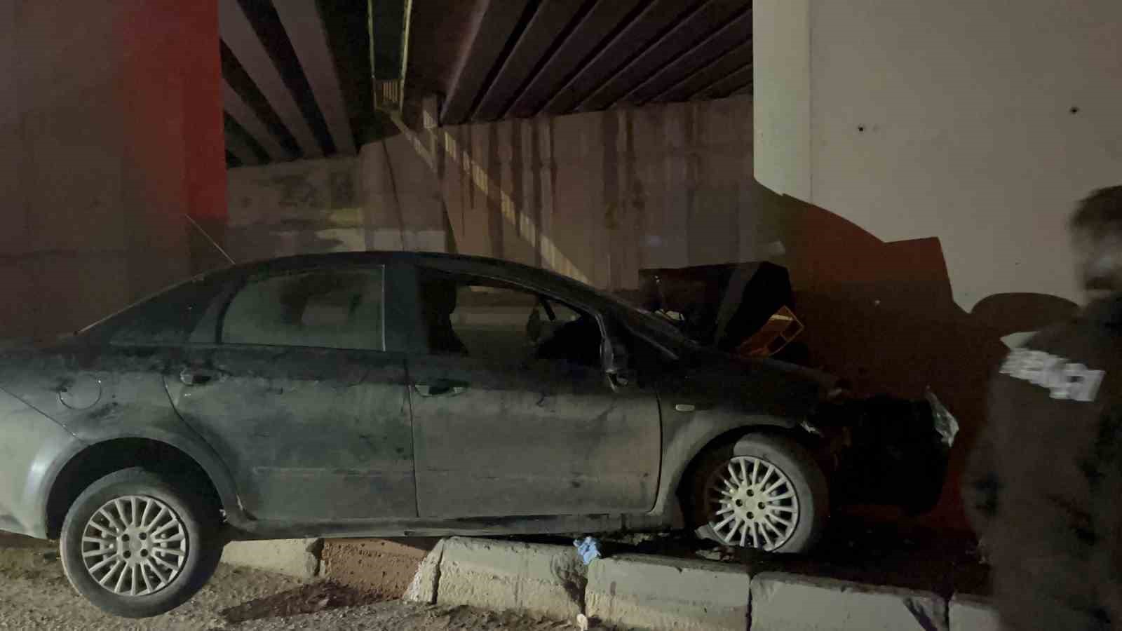 Beton kolona &ccedil;arpan otomobildeki ağır yaralı şahıs hastanede hayatını kaybetti
