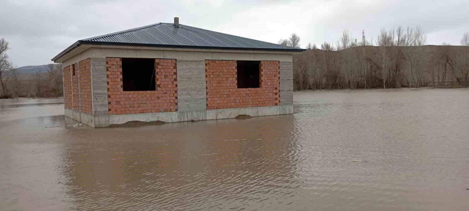Çekerek ırmağı taştı; yollar ve tarlalar sular altında kaldı