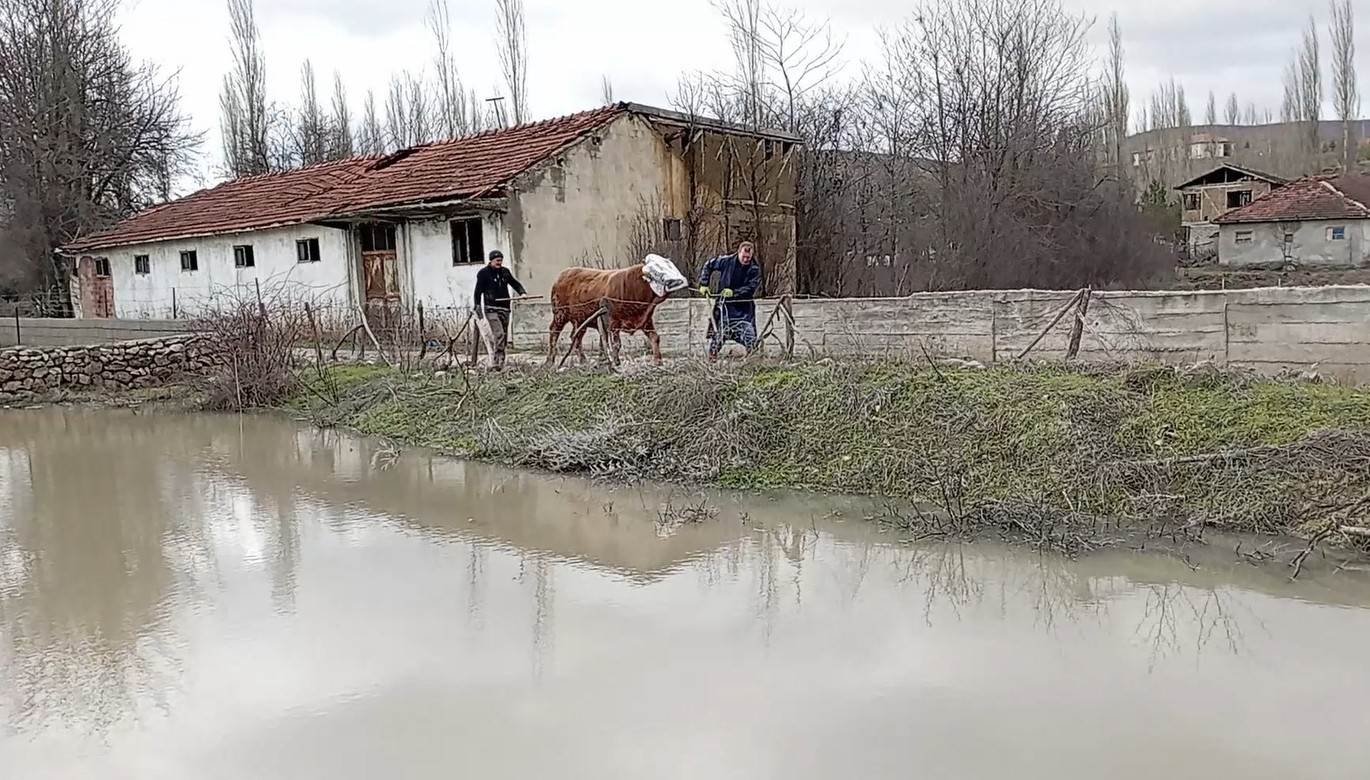 &Ccedil;ekerek ırmağı taştı; yollar ve tarlalar sular altında kaldı
