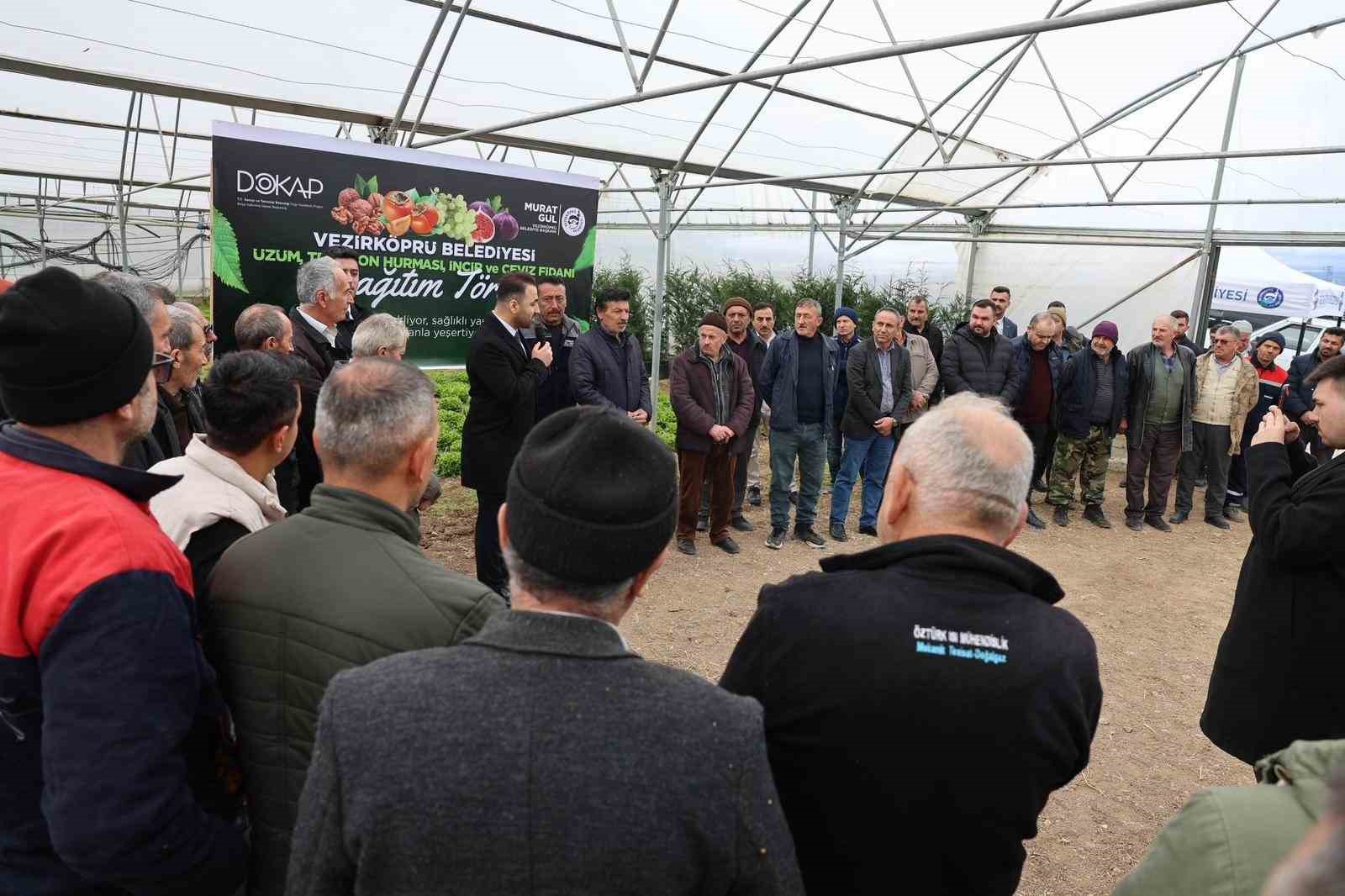 Vezirk&ouml;pr&uuml;&rsquo;de &ccedil;ift&ccedil;iye 12 bin 500 meyve fidanı
