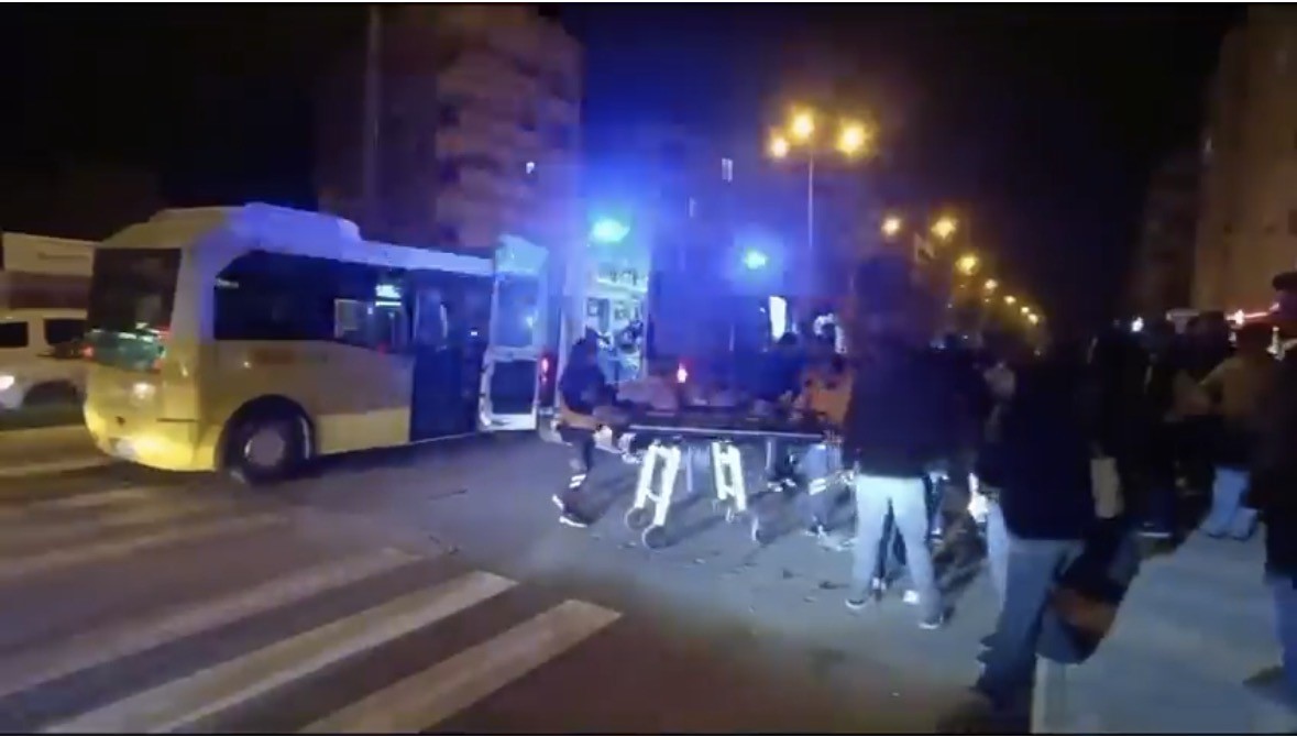 Mardin&rsquo;de motosikletin kadına &ccedil;arpma anı g&uuml;venlik kamerasına yansıdı
