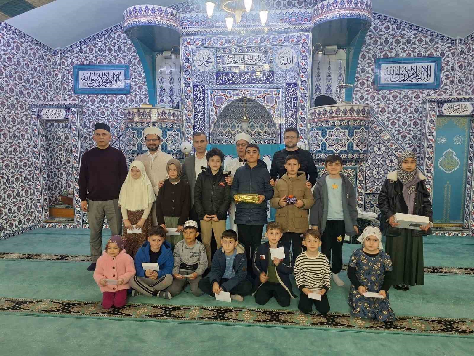 &Ccedil;orum&rsquo;da Ramazan&rsquo;ın ilk teravih namazında &ccedil;ocuklar camide buluştu
