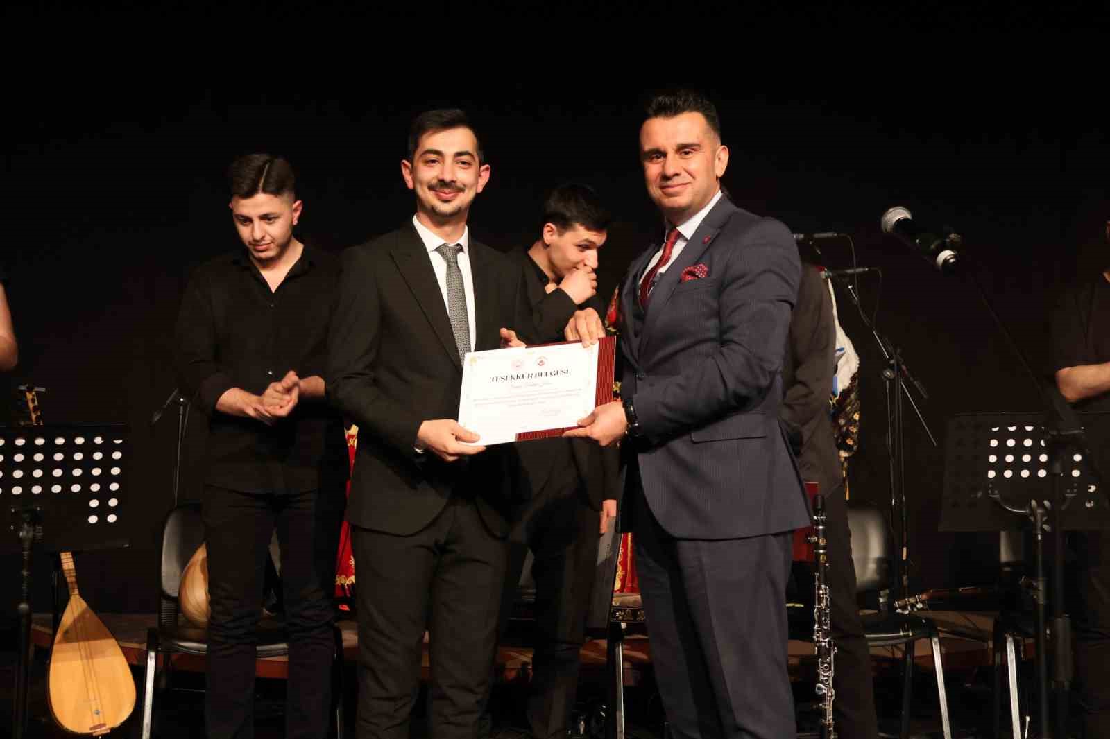 &Ccedil;ocuklardan duygu dolu t&uuml;rk&uuml; konseri
