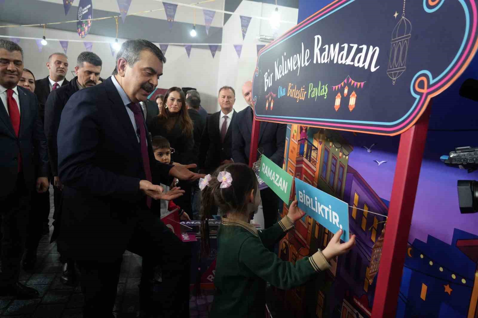 Bakan Tekin, Erzurum’da çocuklarla Ramazan Şenliği’nde buluştu