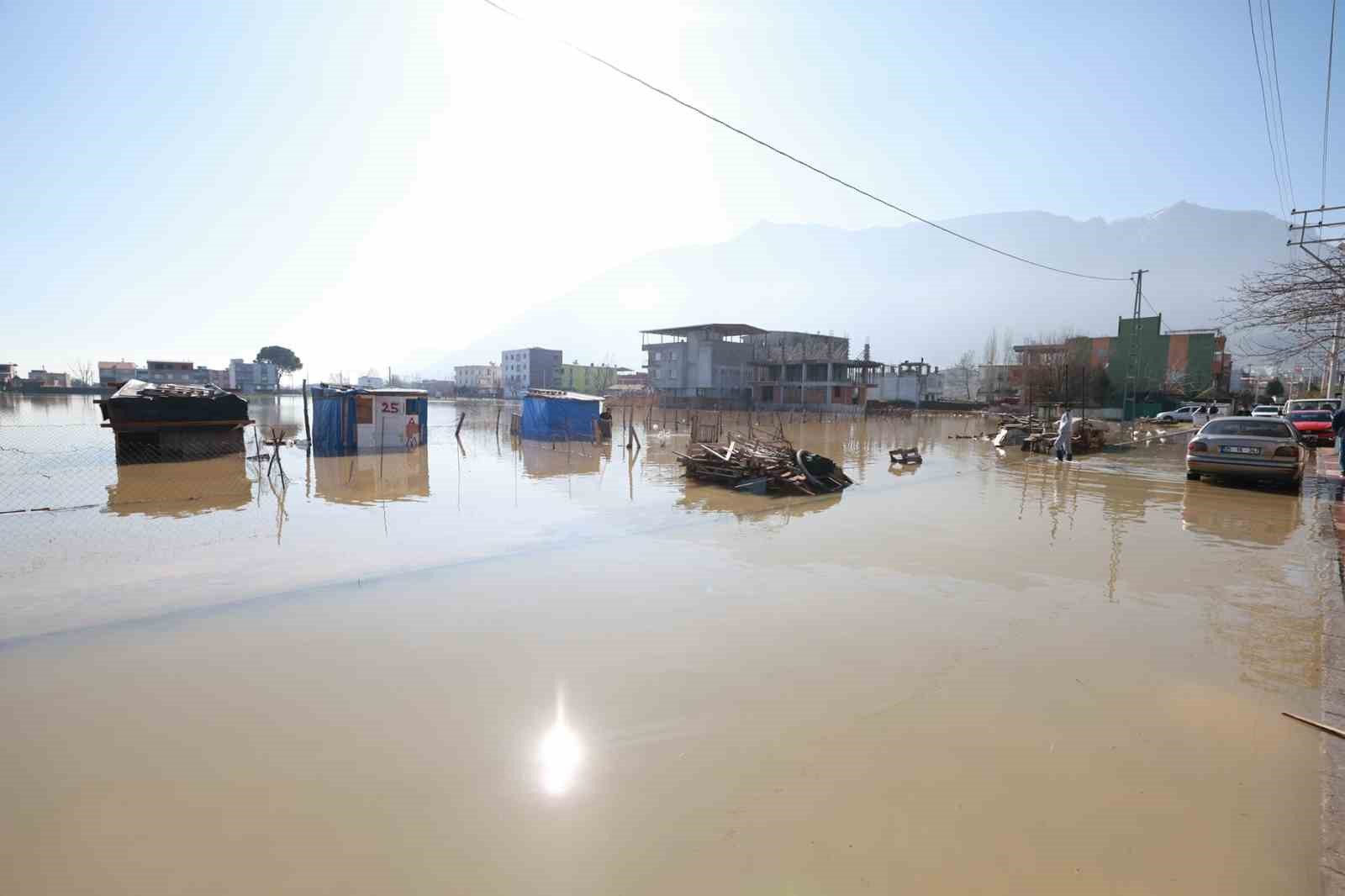 Başkan Şimşek &ccedil;izmeleri giydi, su baskınının yaşandığı sokakta inceleme yaptı
