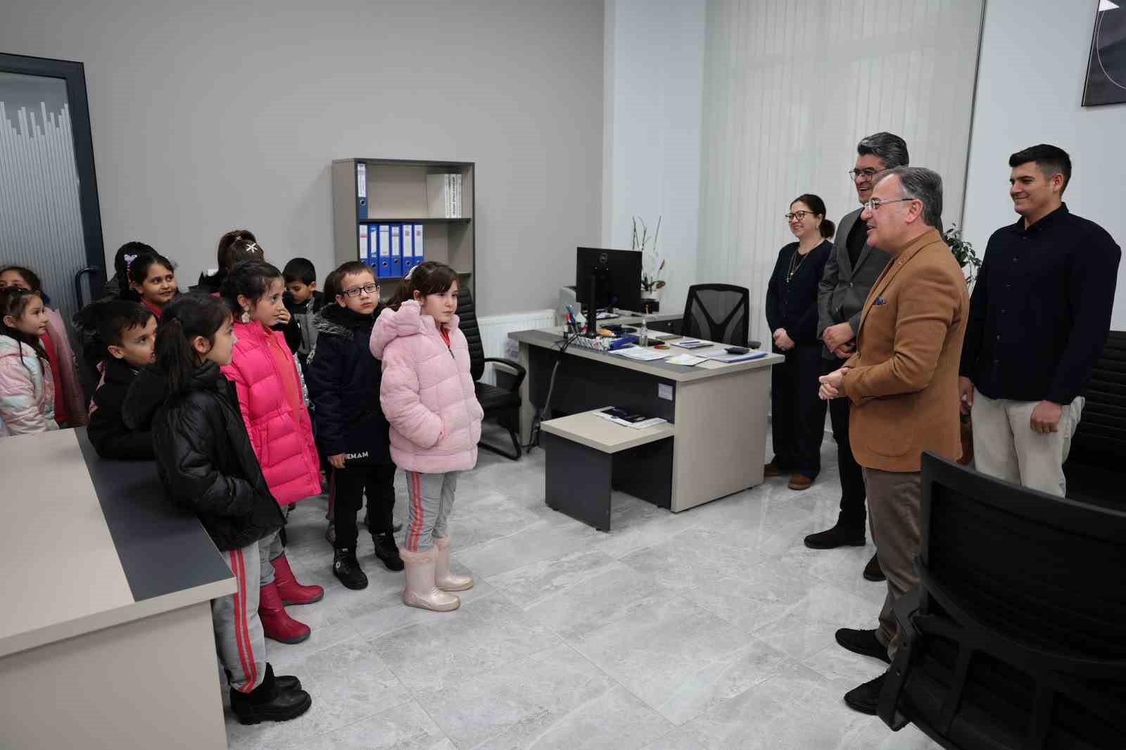Minik &ouml;ğrencilerden Başkan &Ouml;zdoğan&rsquo;a ziyaret
