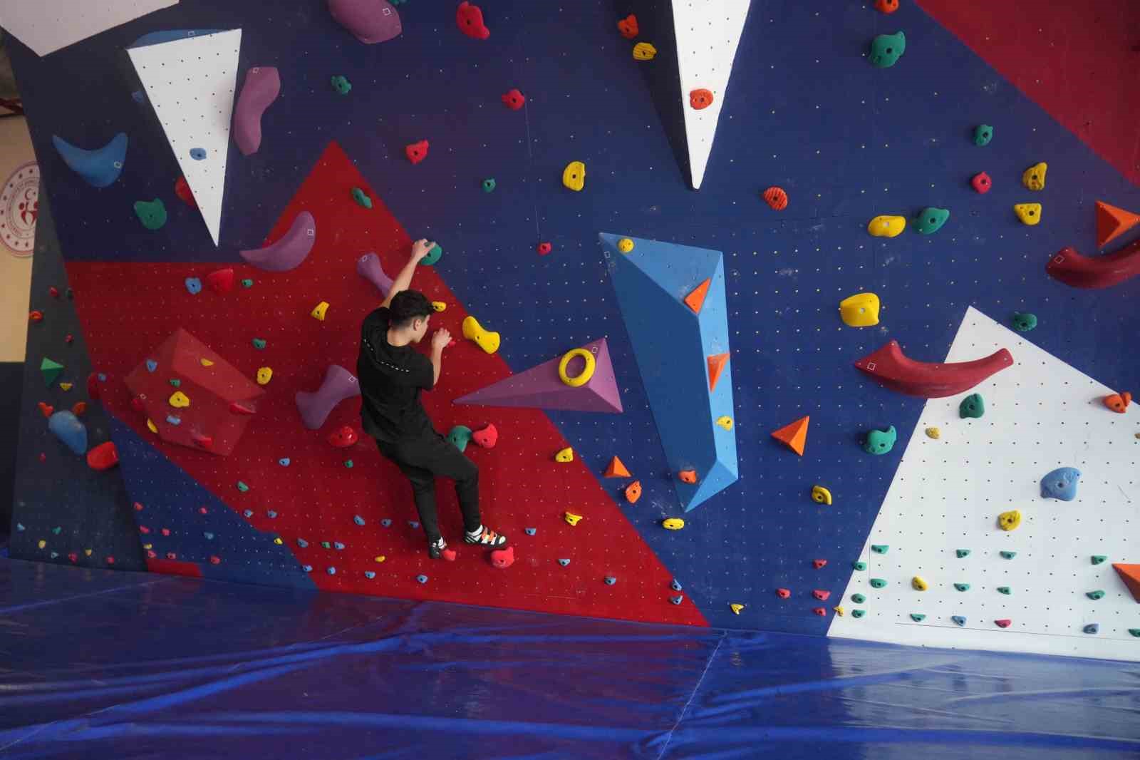 Niğde&rsquo;deki tırmanış duvarı geleceğin dağcılarını yetiştirecek
