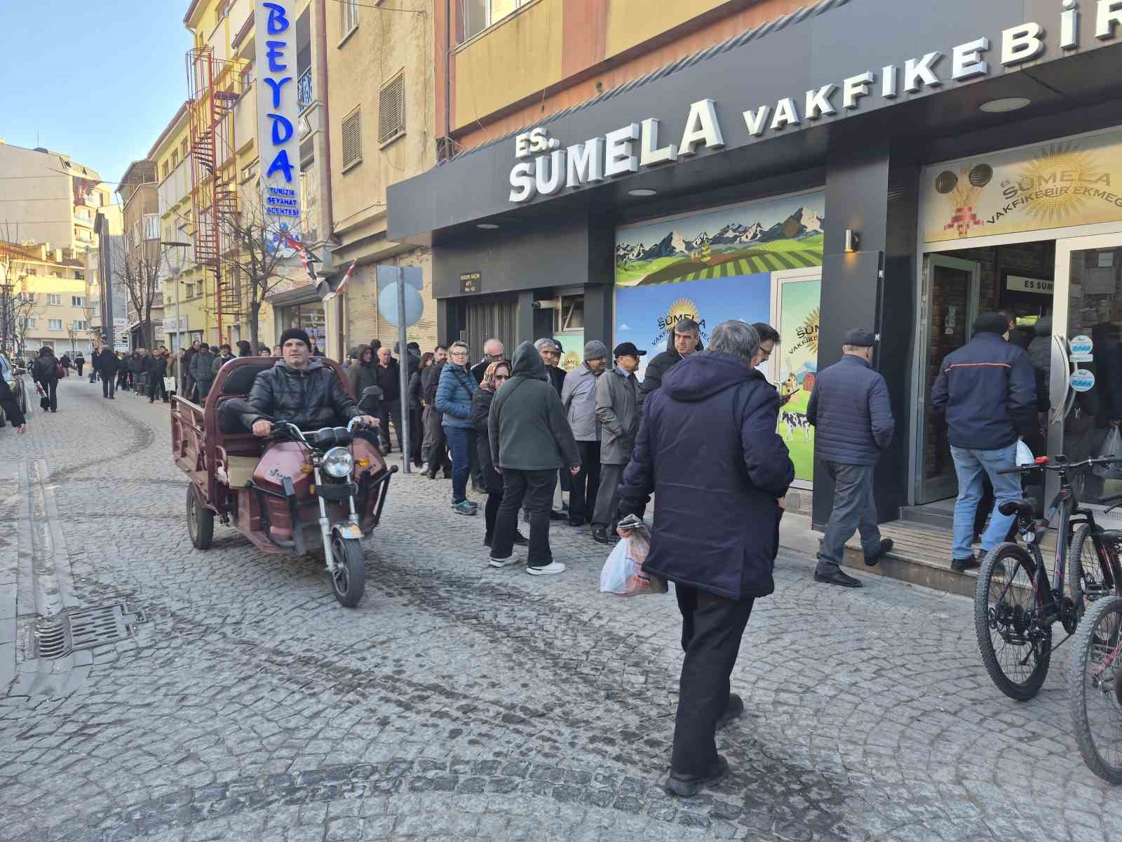 Eskişehir&rsquo;de ilk iftar &ouml;ncesi metrelerce "pide" kuyruğu
