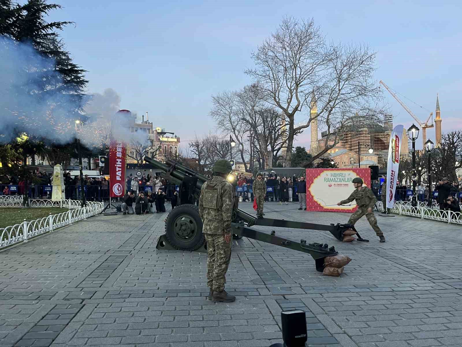 Sultanahmet&rsquo;te Ramazan ayının ilk iftarında geleneksel top atışı yapıldı
