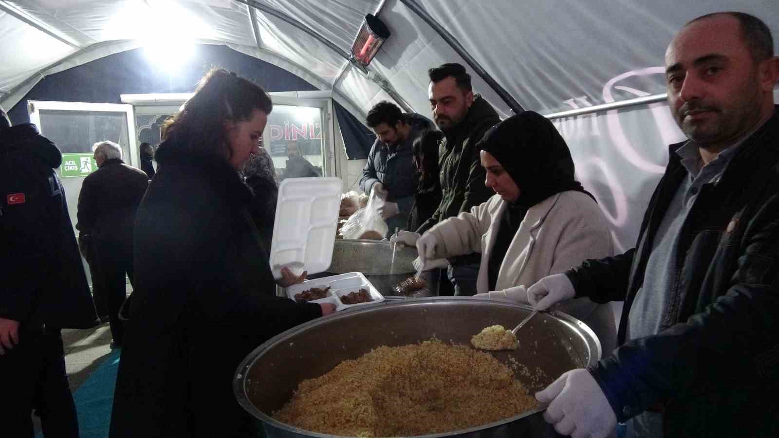 Sorgun Belediyesi iftar &ccedil;adırında her g&uuml;n 450 kişilik iftar men&uuml;s&uuml; hazırlanıyor
