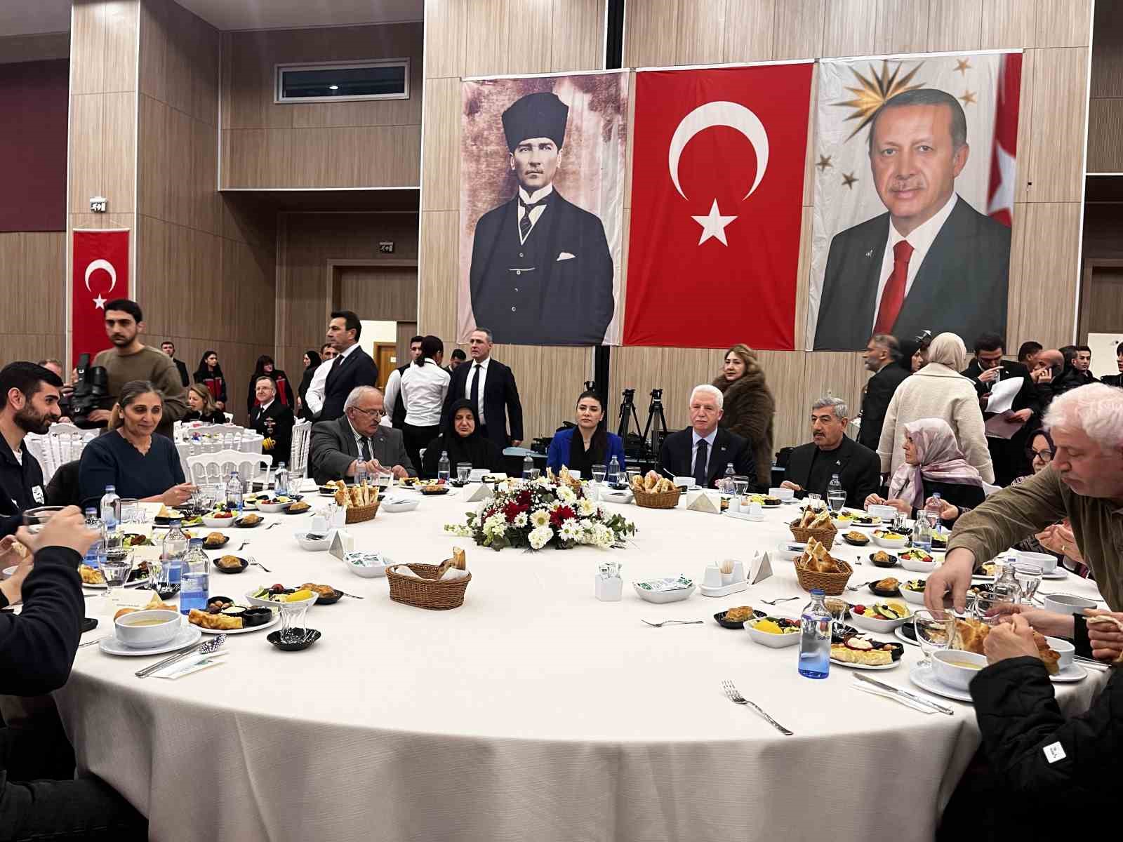İstanbul Valisi G&uuml;l, şehit aileleri ve gazilerle iftarda buluştu
