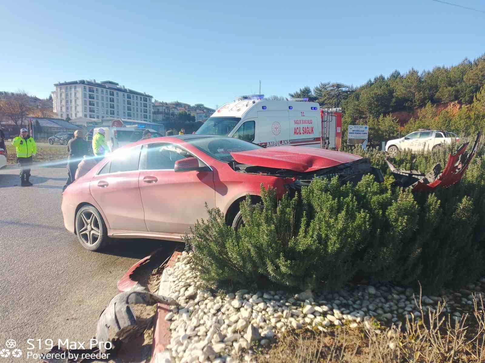 Pelitözü kavşağında trafik kazası; 3 yaralı