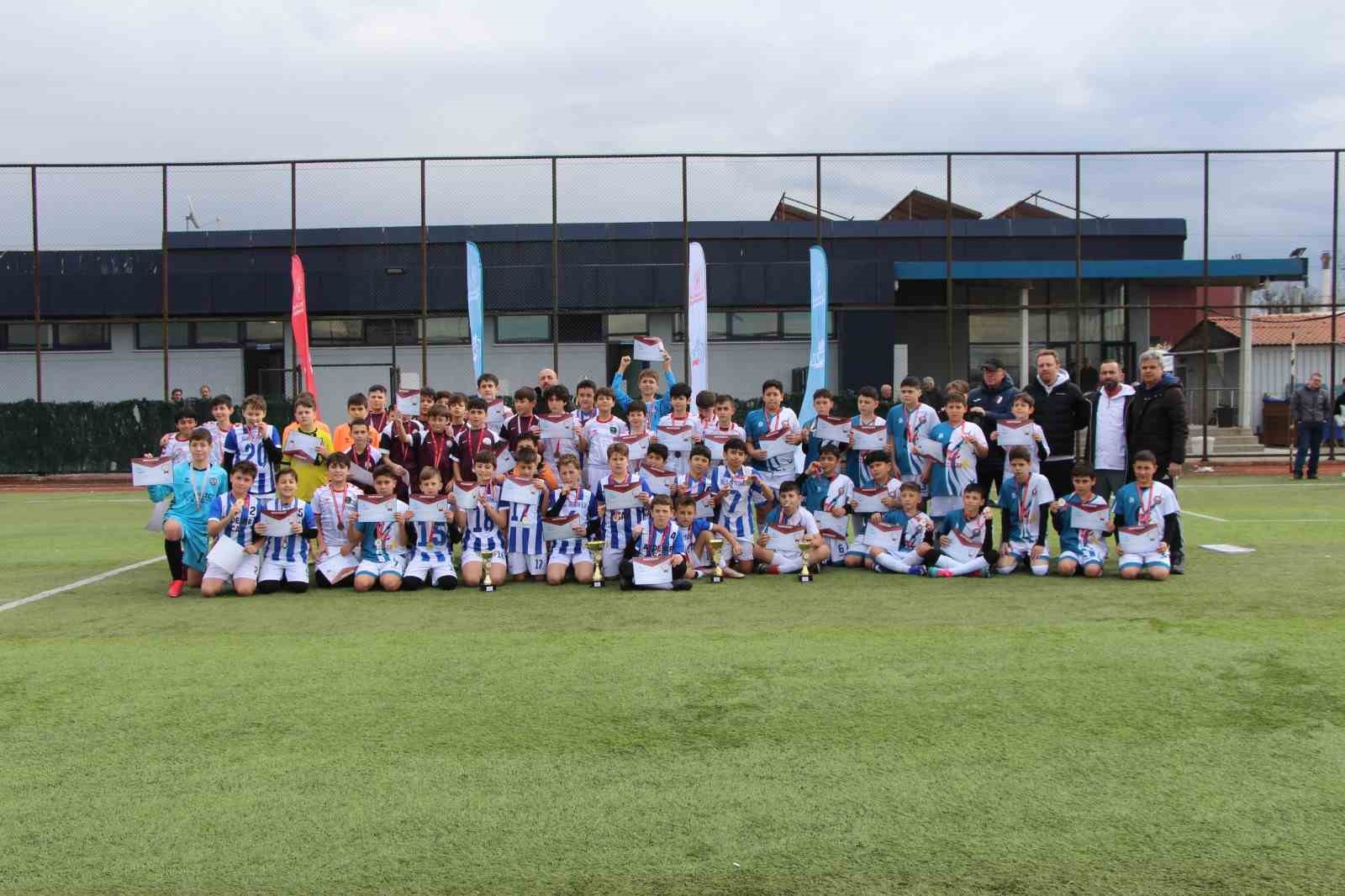 Futbolda şampiyon Bilgi ortaokulu oldu