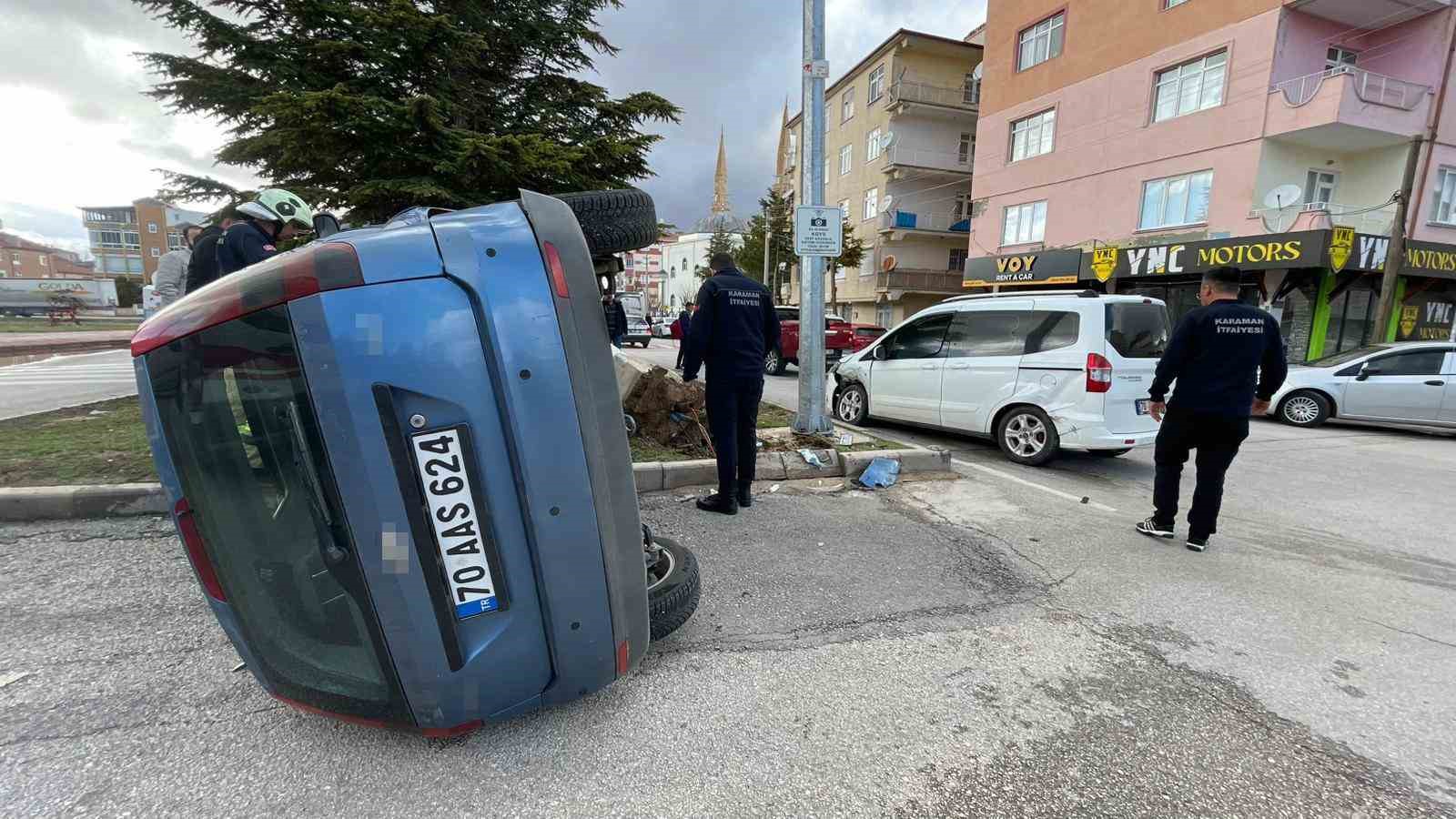 Hafif ticari ara&ccedil;la &ccedil;arpışan otomobil yan yattı: 2 yaralı
