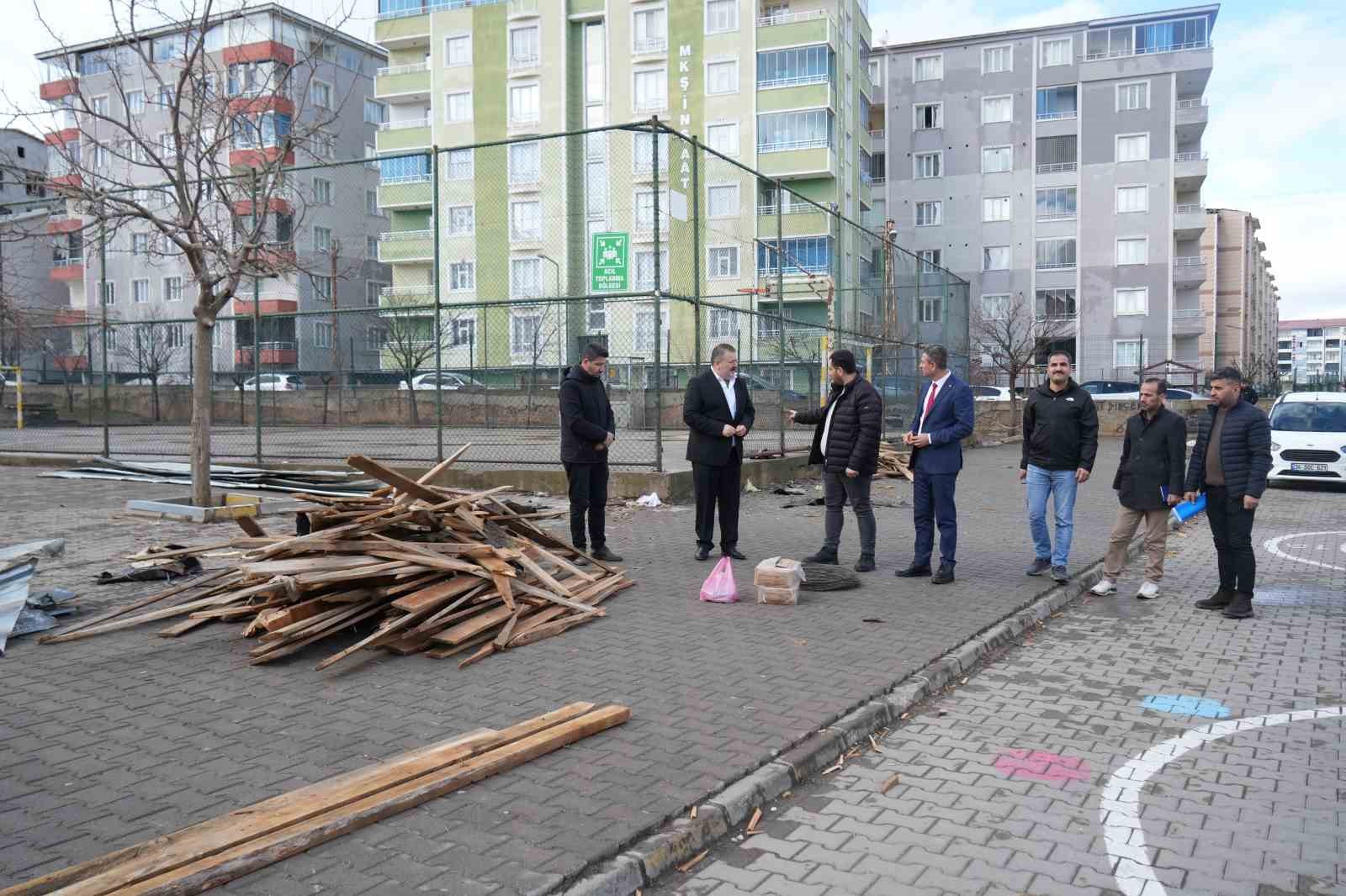 Muş&rsquo;ta fırtına okul &ccedil;atısını u&ccedil;urdu: Eğitime ara verildi
