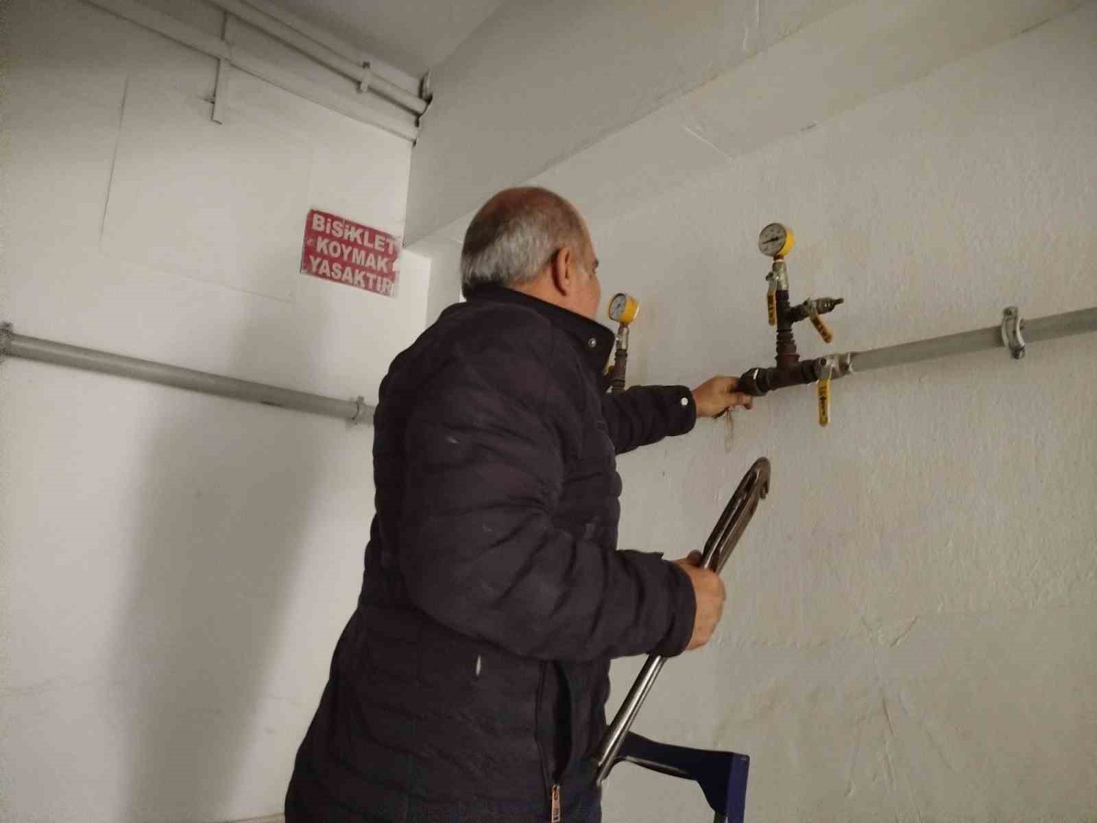 Doğalgaz hattına su borusunu bağladılar: Vatandaşlar hem susuz hem de doğal gazsız kaldı